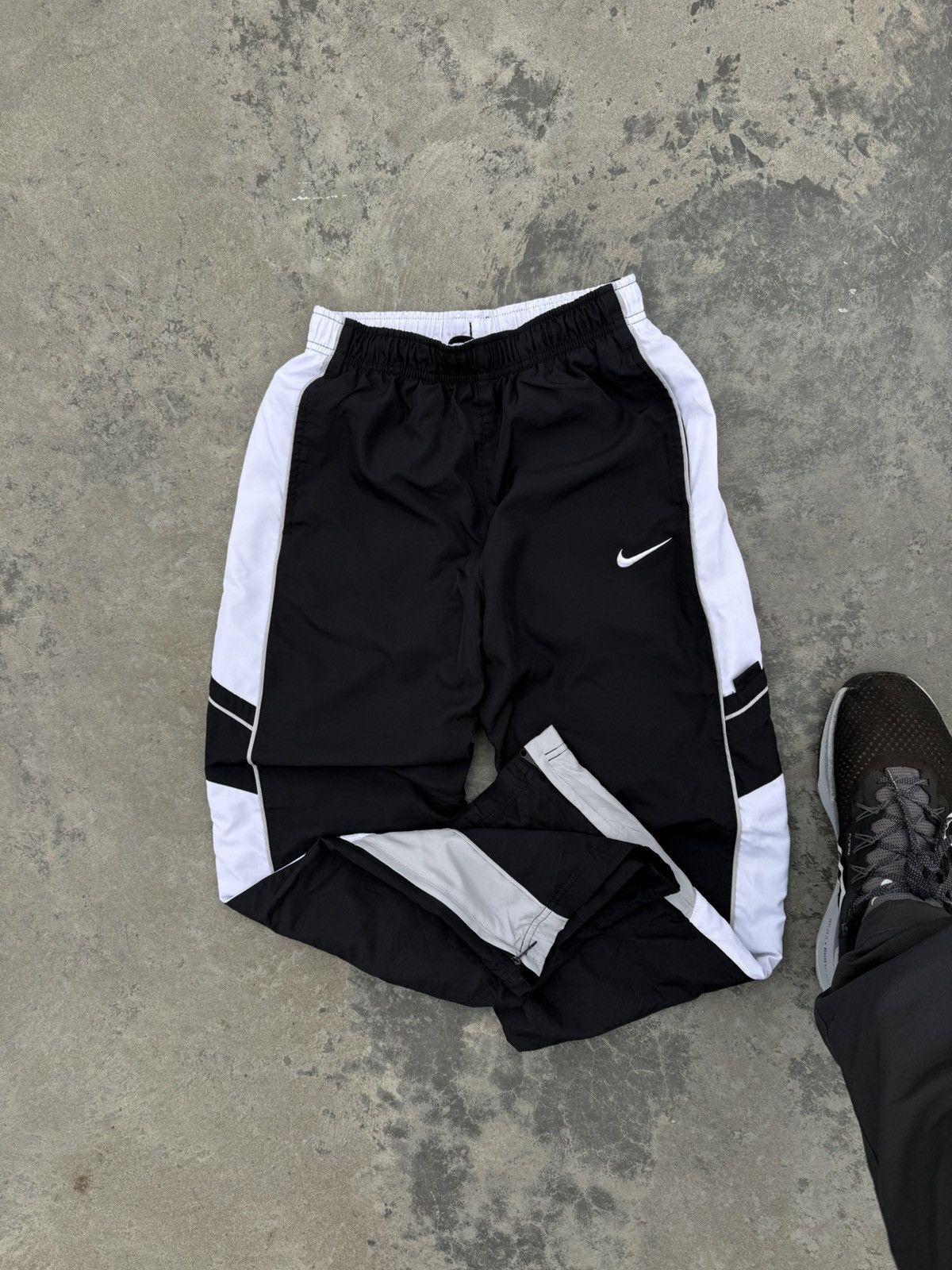 Vintage Vintage Nike Y2k Nylon Drill Baggy Pants Sk8 Joggers XS sz Size 26" / US 2 / IT 38 - 5 Thumbnail