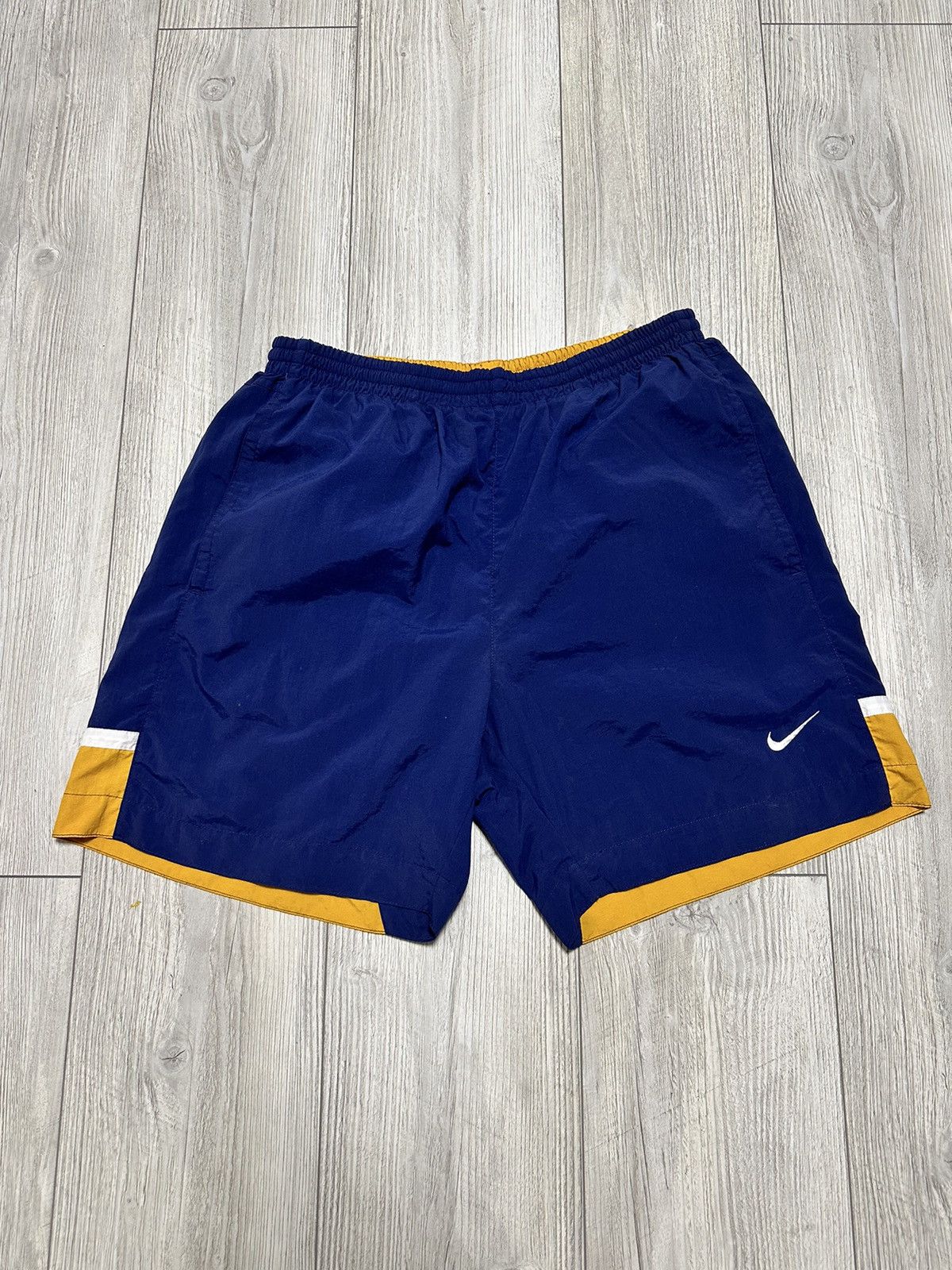 Vintage Vintage Y2K Nike Nylon Shorts Drill Size US 34 / EU 50 - 1 Thumbnail