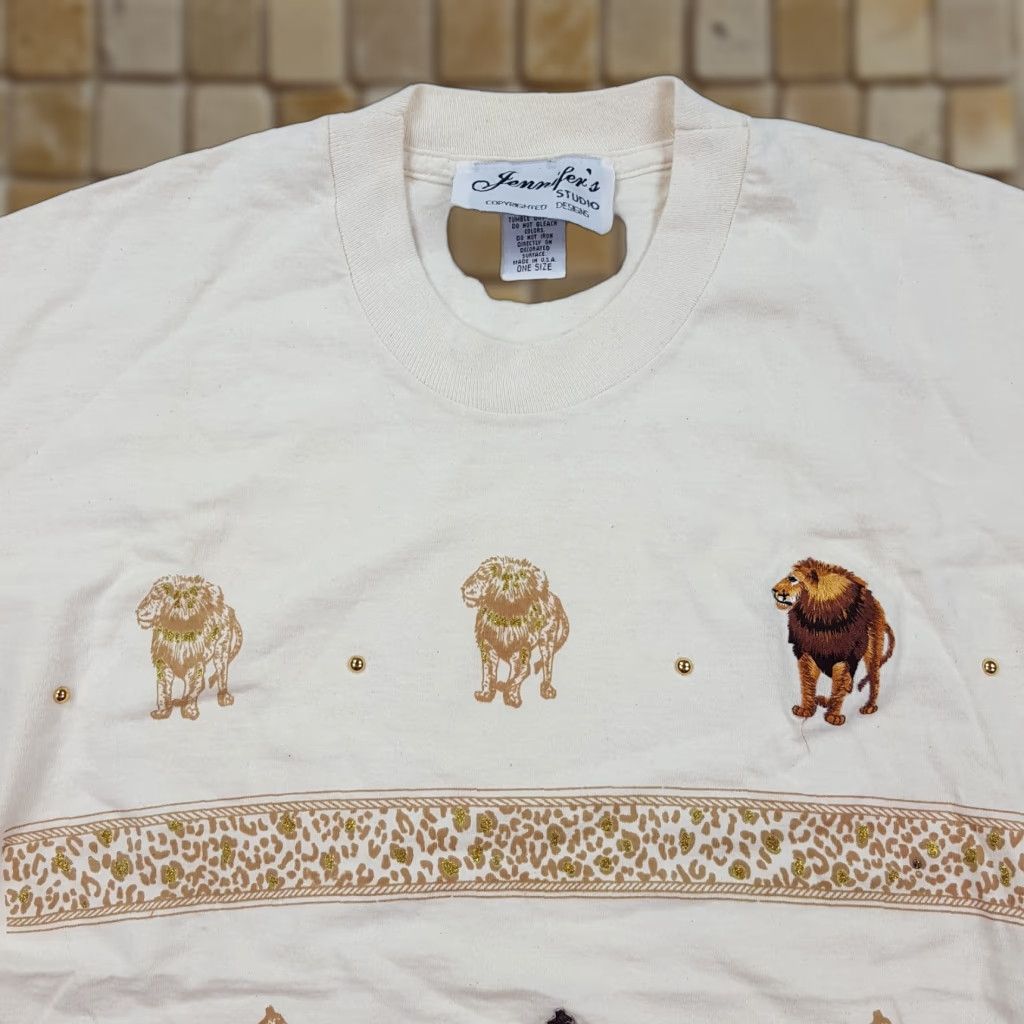 Vintage VINTAGE Jennifer's Studio T-Shirt Women Ivory Cream Lion Giraffe Africa 90s 80s Art Animals Fashion Nature Retro Short Sleeve Crew Neck Pink Periods? Size L / US 10 / IT 46 - 1 Thumbnail