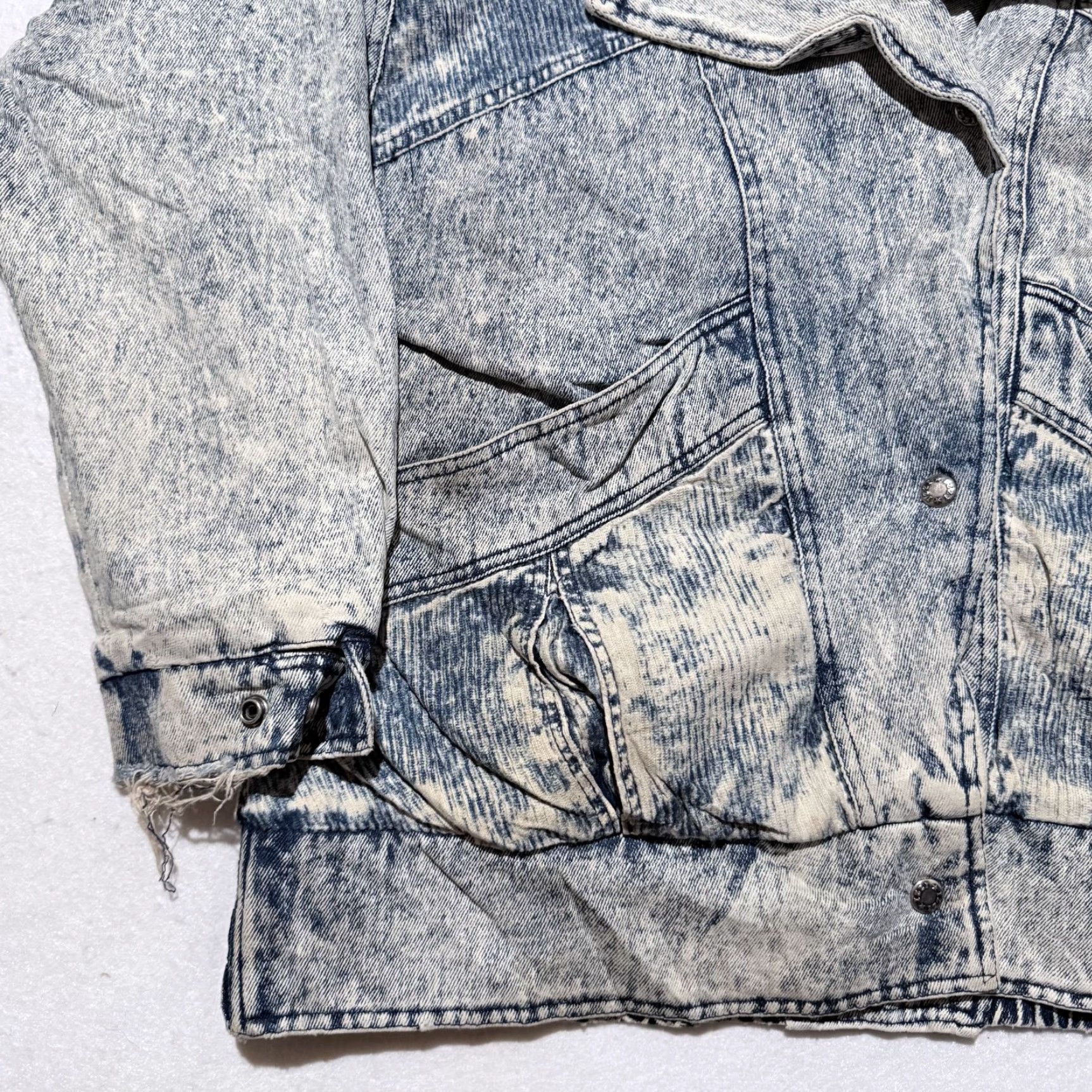 Denime VINTAGE Izzi Puffer Jacket Women's Blue Acid Wash Denim Frayed Cuffs Retro XL Jacket - Denim Blue Puffer Women's Izzi Vintage 90s Retro Size XL / US 12-14 / IT 48-50 - 5 Thumbnail