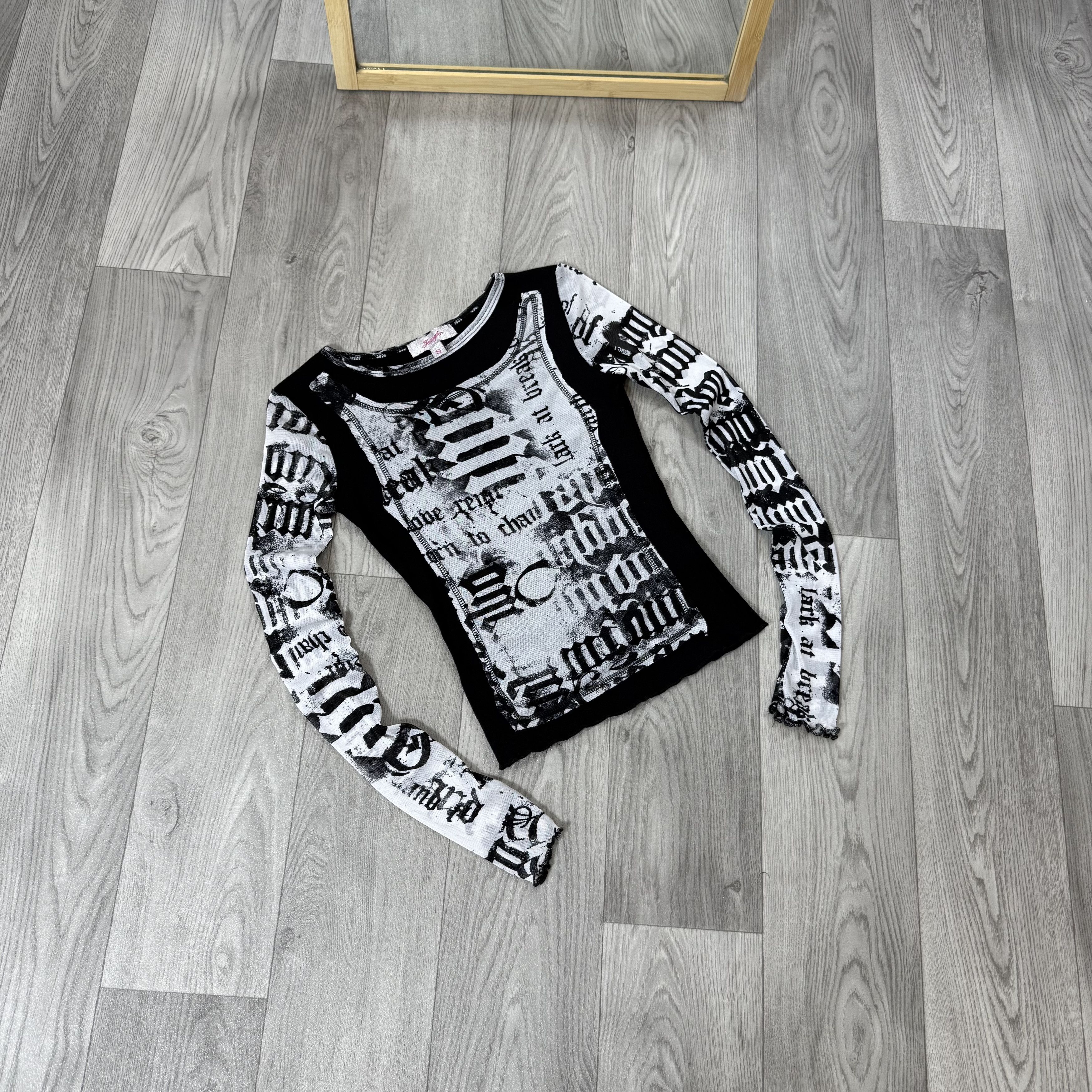 Vintage Vintage Y2K Jennyfer Rare Gazette Longsleeve Blouse Tee Size S / US 4 / IT 40 - 2 Thumbnail
