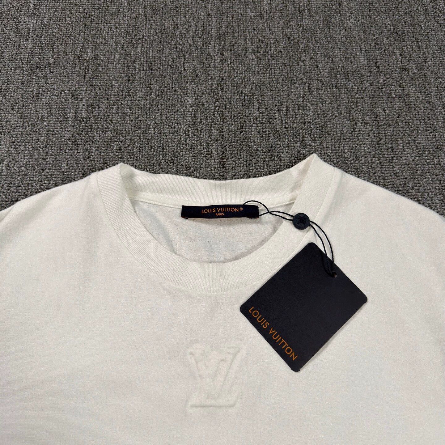 Louis Vuitton LV White Embossed Logo Short Tee M LN Size US M / EU 48-50 / 2 - 3 Thumbnail