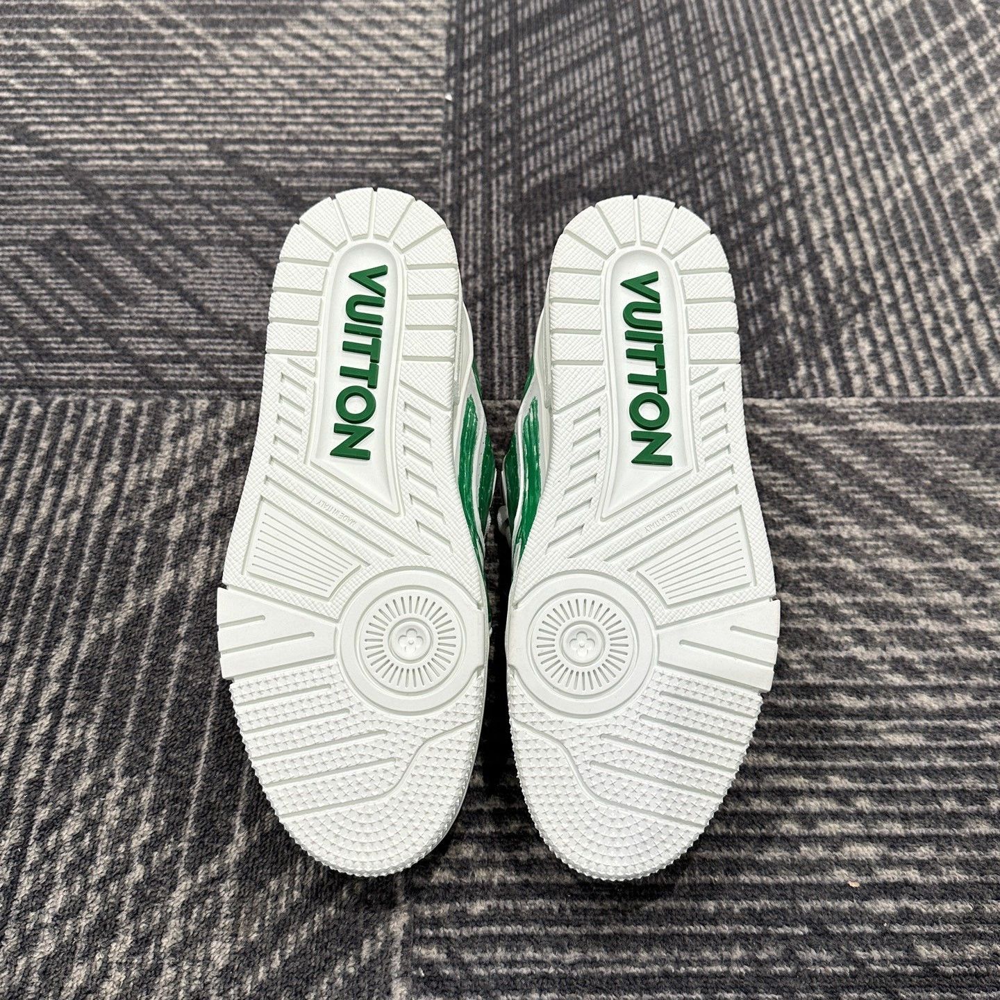 Louis Vuitton Louis Vuitton Trainer Graffiti White Green Sneakers Size US 8.5 / EU 41-42 - 6 Thumbnail