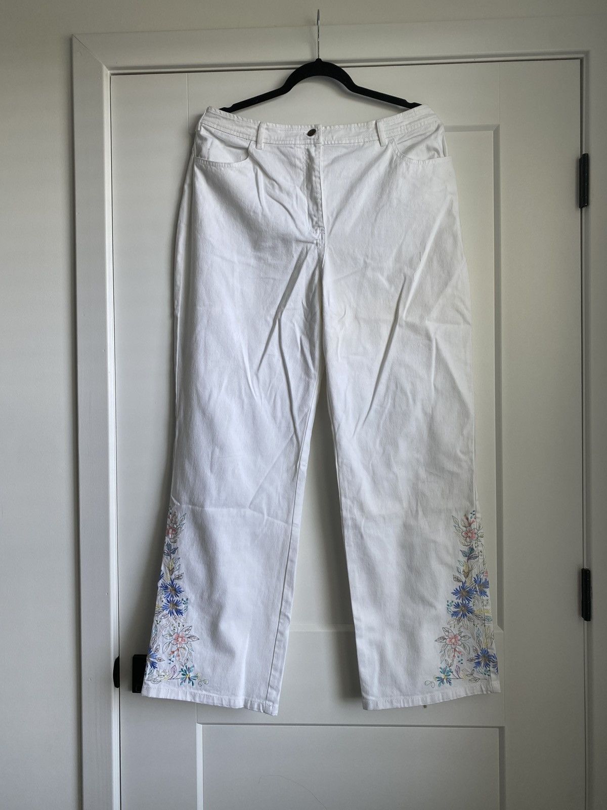 Denim & Co. Denim & Co. Womens Denim Jeans White Embroidered Floral NWOT Size 38" / US 16 / IT 52 - 1 Thumbnail