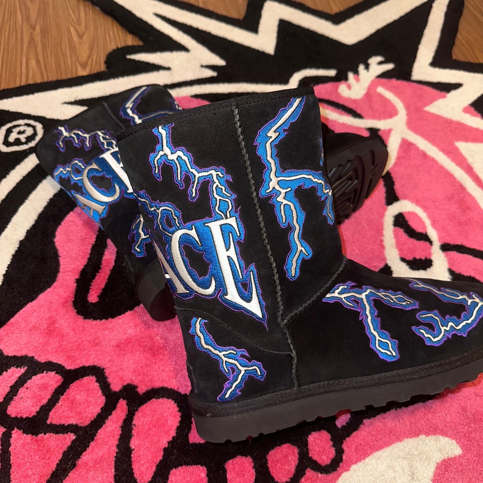 Palace UGG Classic Short Boot x Palace Lightning - Black - Size 10 Size US 10 / EU 43 - 10 Thumbnail