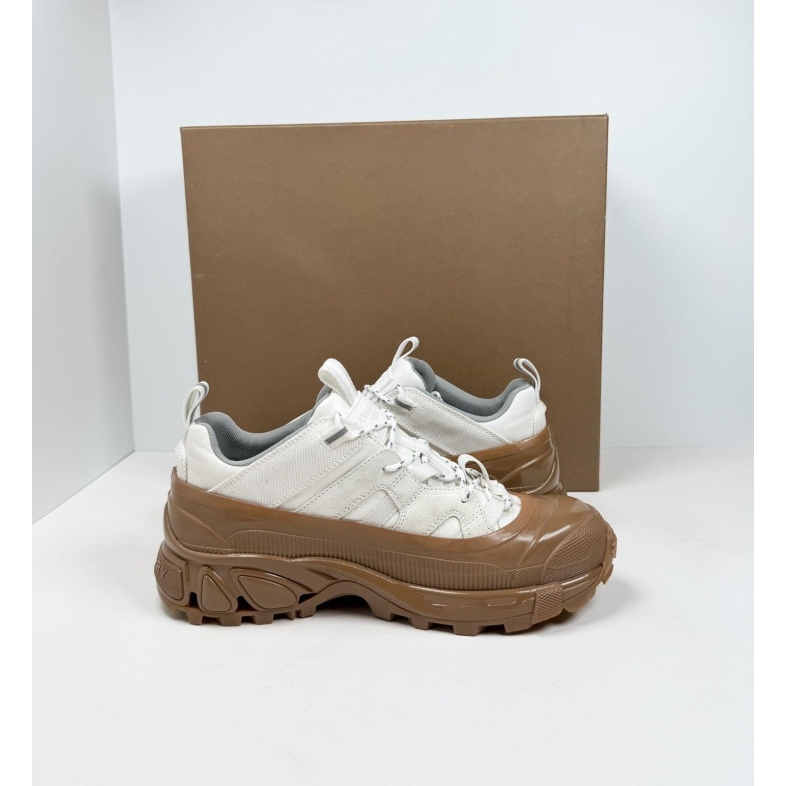 Burberry Size 41EU/8US - Burberry Arthur White Brown Size US 8 / EU 41 - 5 Thumbnail