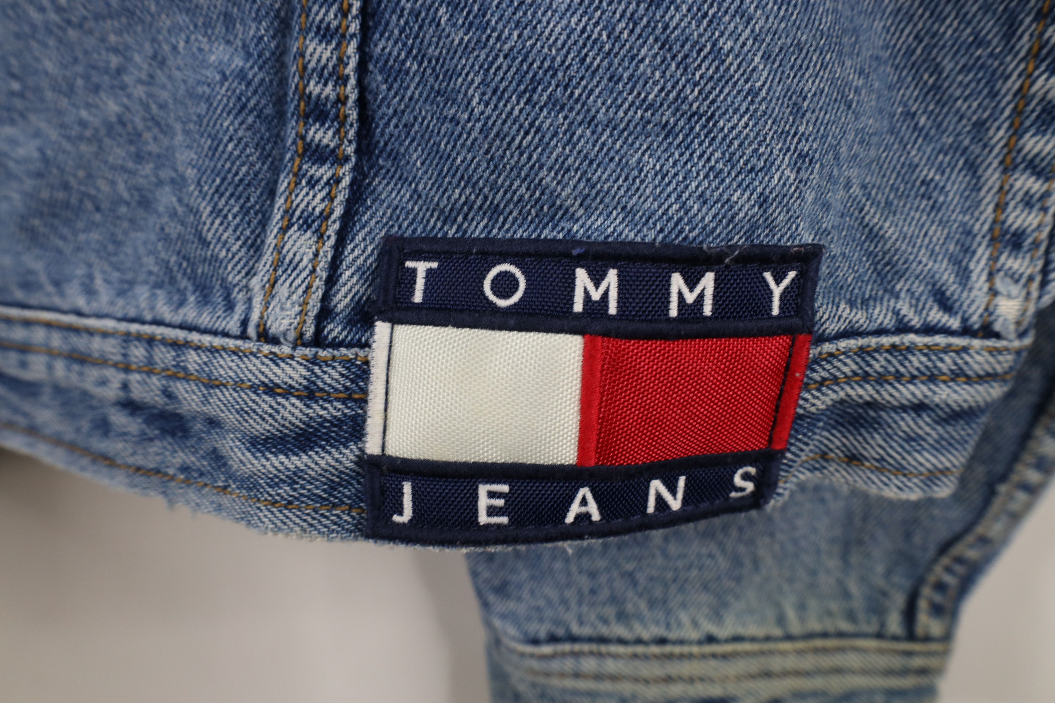 Tommy Hilfiger × Vintage Vintage 90s Tommy Hilfiger Spell Out Denim Trucker Jacket Size US XXL / EU 58 / 5 - 12 Thumbnail