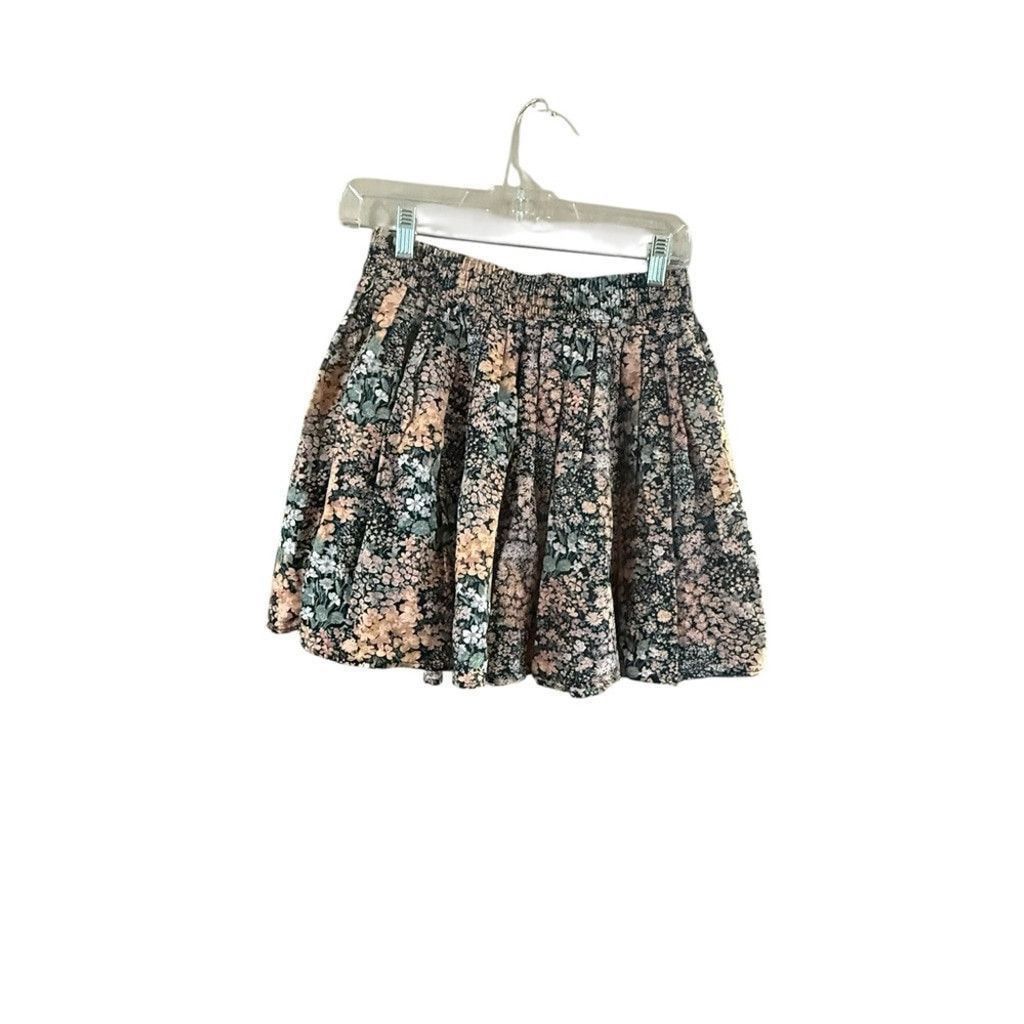 American Eagle Outfitters American Eagle Outfitters Black and Cream Floral Mini Skirt Size 28" / US 6 / IT 42 - 8 Thumbnail