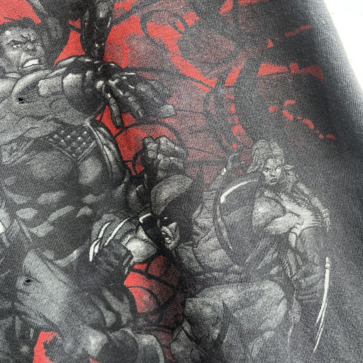 Mad Engine VINTAGE Y2K DISTRESSED FADED THE AVENGERS MARVEL TSHIRT Size US M / EU 48-50 / 2 - 12 Thumbnail