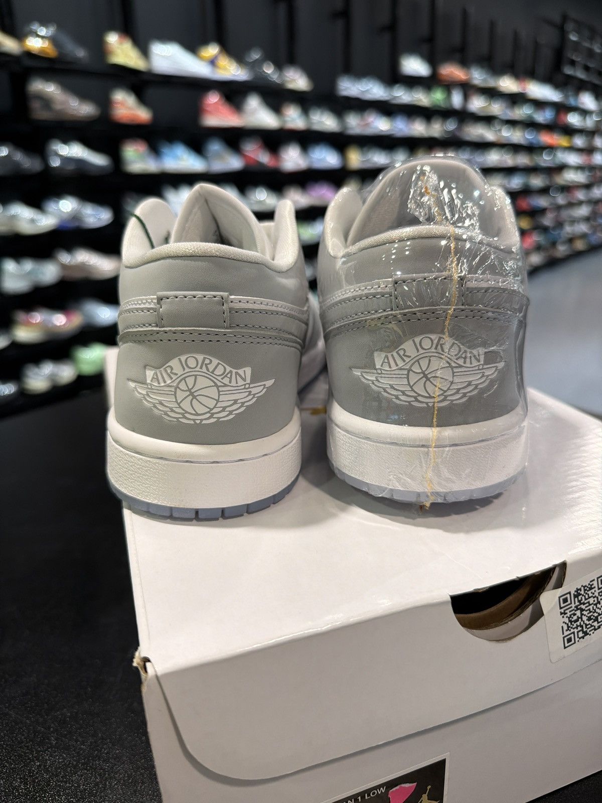 Jordan Brand Jordan 1 Low Wolf Grey Size-7W Brand New Size US 7 / EU 40 - 4 Thumbnail