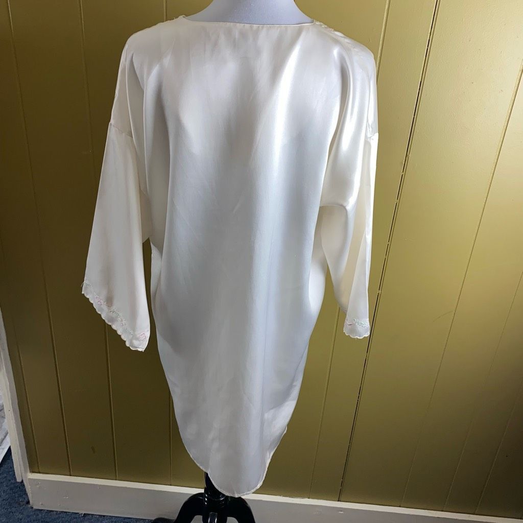 Other Henri Pierre women L V-cut button front satin Longsleeve nig Size ONE SIZE - 8 Thumbnail
