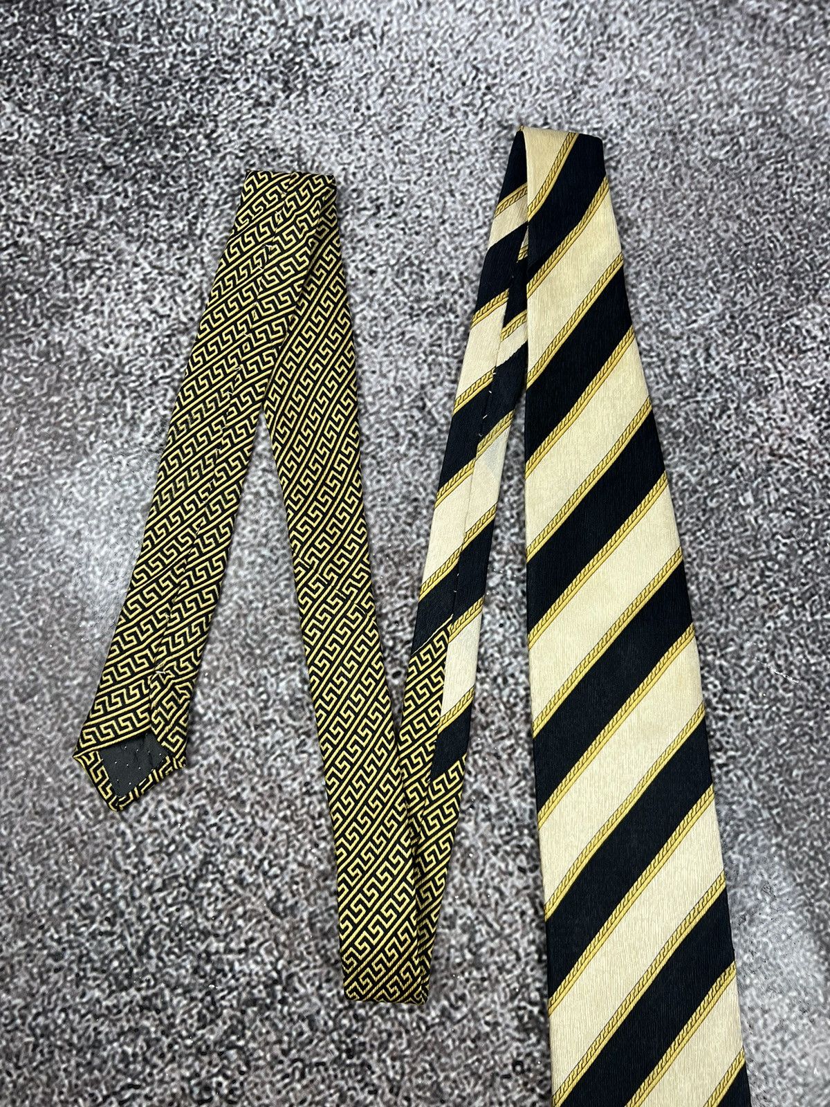 Versace Gianni Versace 90s medusa 100% silk meander luxury vintage Size ONE SIZE - 3 Thumbnail