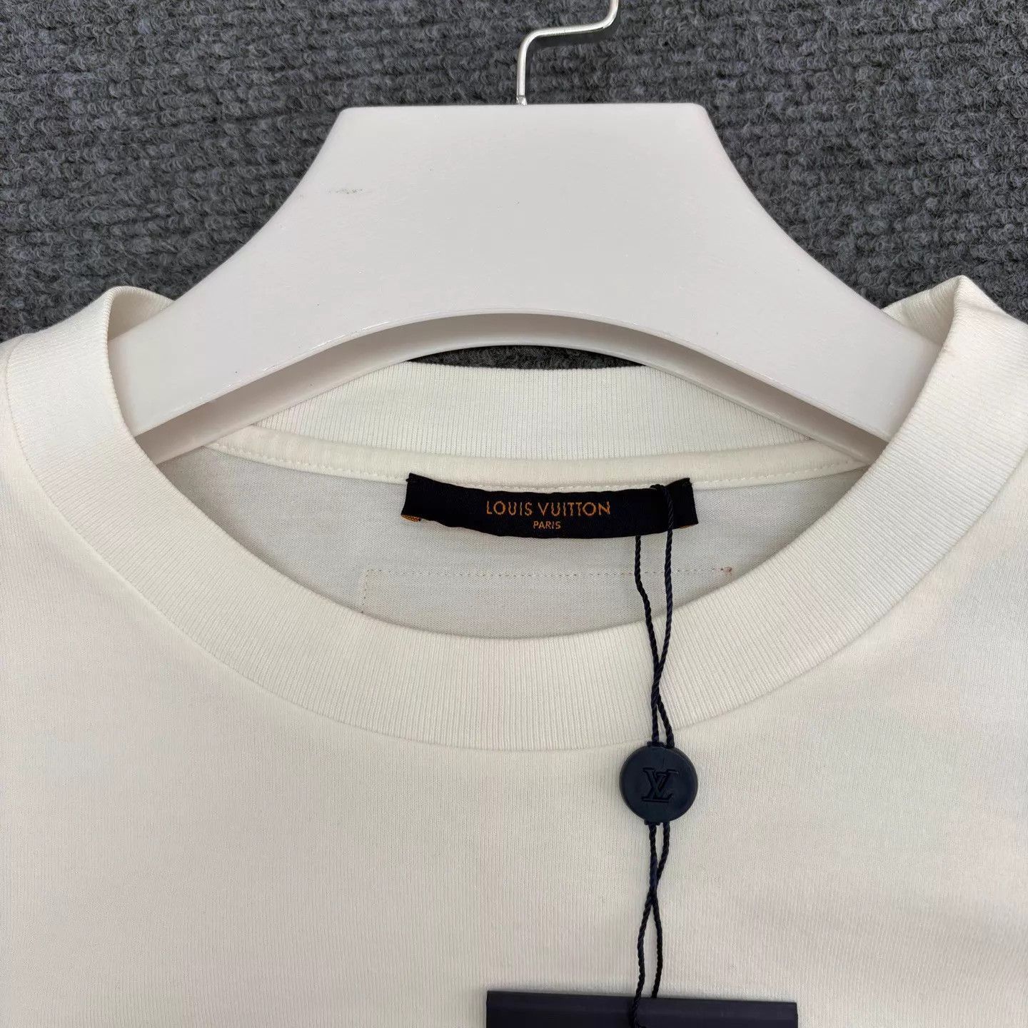 Louis Vuitton Louis Vuitton White Embossed Logo Long Sleeve Tee XL Size US XL / EU 56 / 4 - 2 Thumbnail