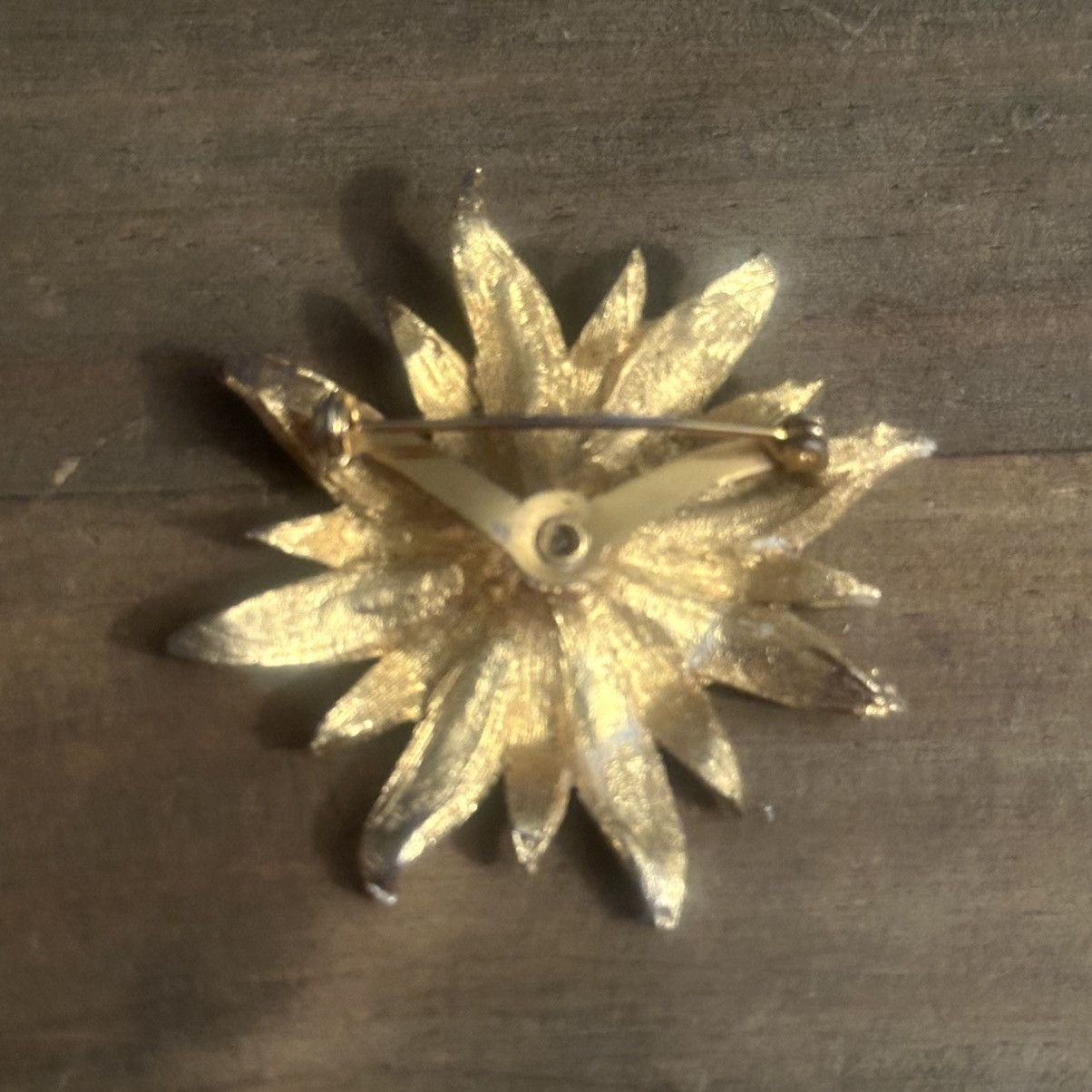 Vintage Vintage gold tone textured sunflower brooch Size ONE SIZE - 3 Thumbnail