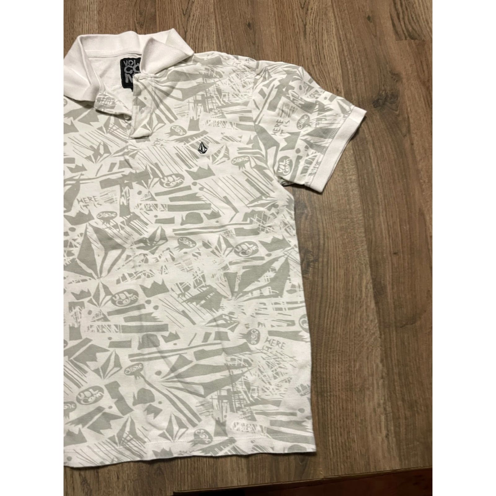 Volcom Volcom Shirt Mens Size M White Gray Polo Short Sleeve Regular Fit Casual Modern 90s? Size US M / EU 48-50 / 2 - 4 Thumbnail