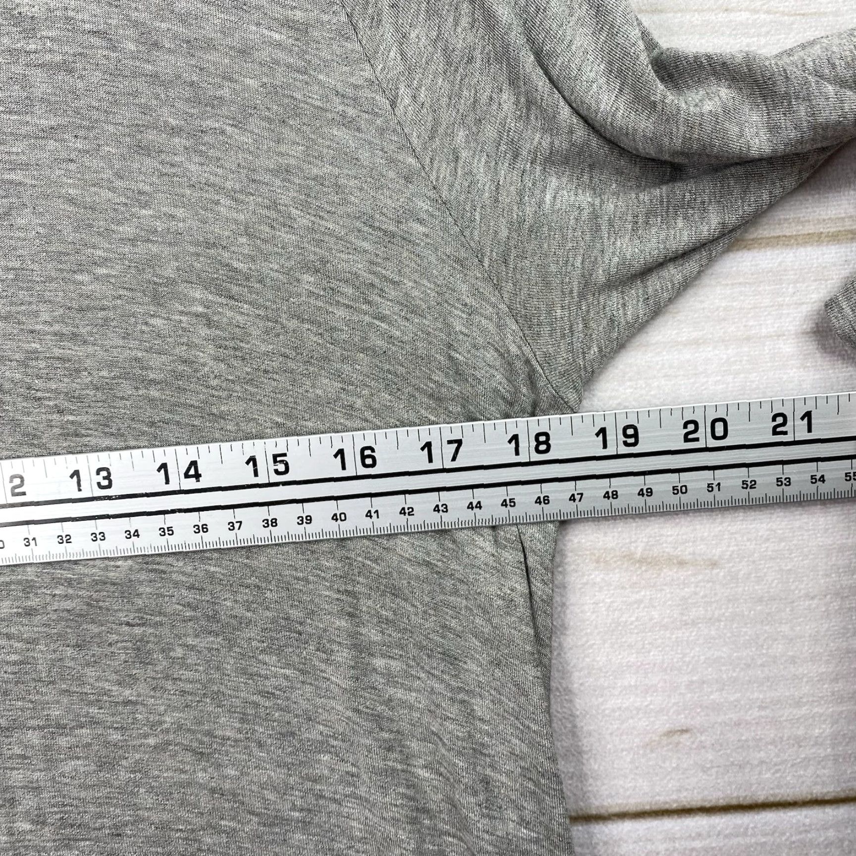 Vintage CAbi Tunic Top Womens M Long Sleeve Gray Jersey Knit V Neck Lightweight Shirt Size M / US 6-8 / IT 42-44 - 7 Thumbnail