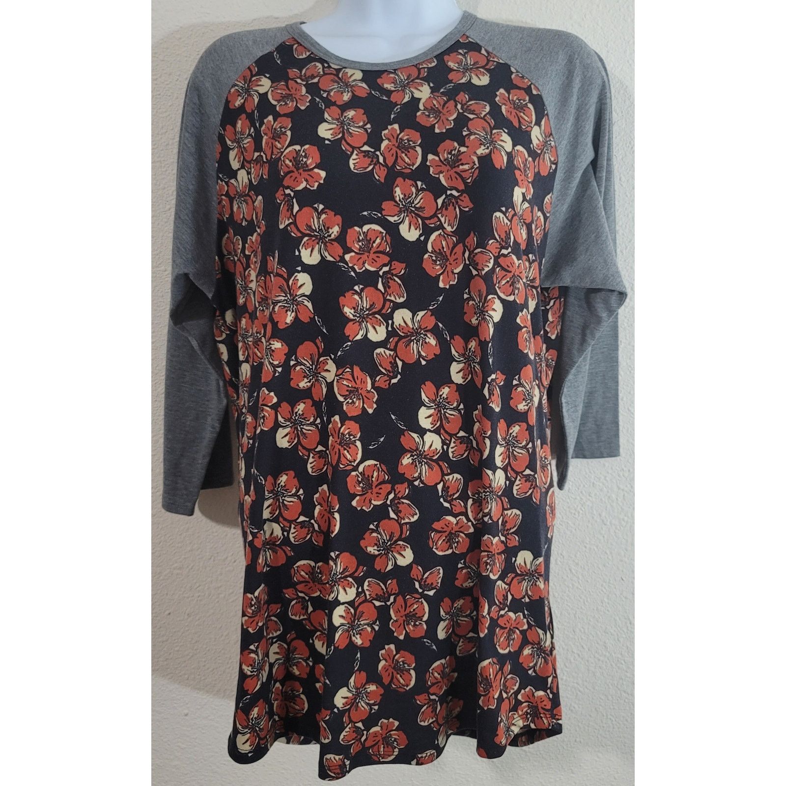 Other LuLaRoe Gray Blue Floral Print Top Large Raglan 3/4 Sleeves Size L / US 10 / IT 46 - 1 Thumbnail