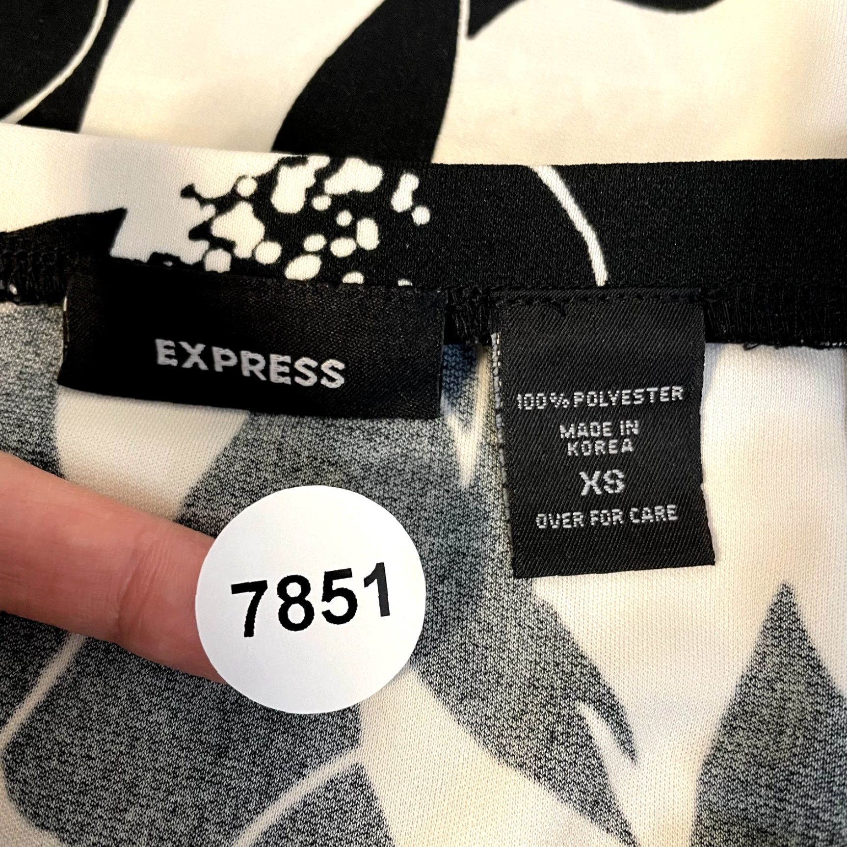 Express VINTAGE Express Skirt S Black White Rose Floral Office Small Slinky Stretch Women's XS (fits S) Size 28" / US 6 / IT 42 - 7 Thumbnail