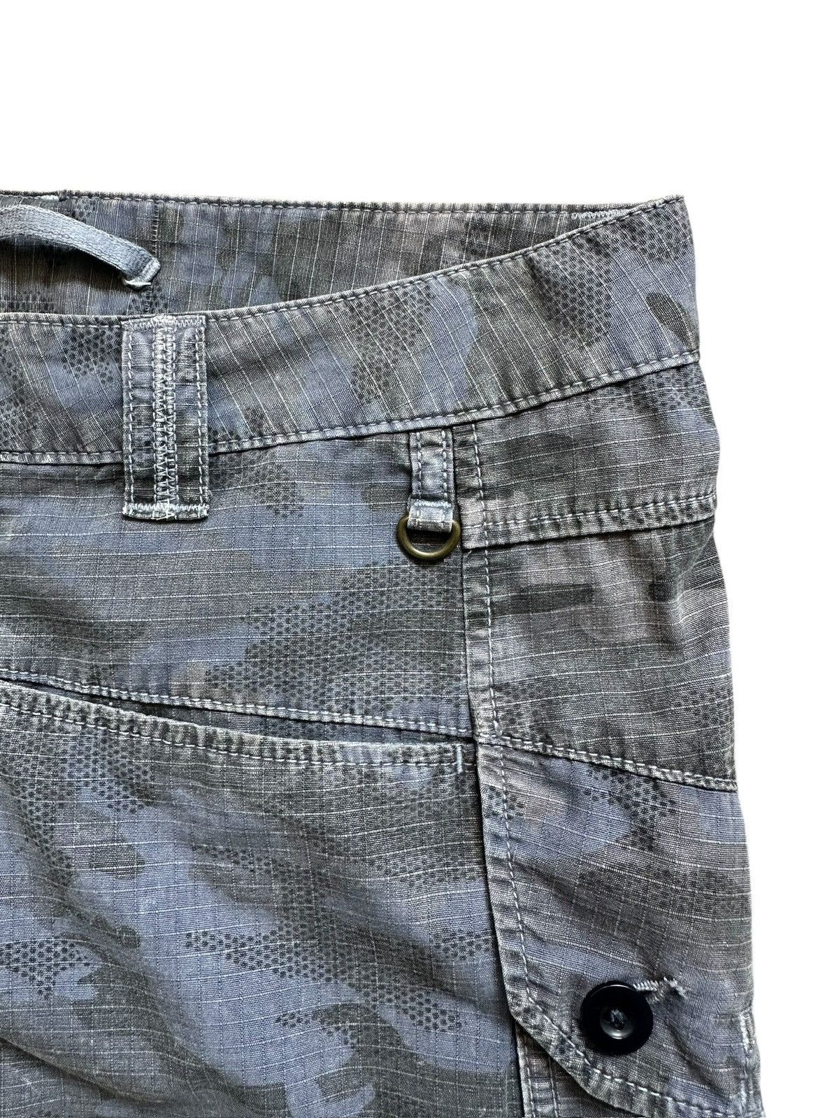 Marithe + Francois Girbaud 2000s MFG camo cargo hybrid quarter pants Size US 33 - 6 Thumbnail