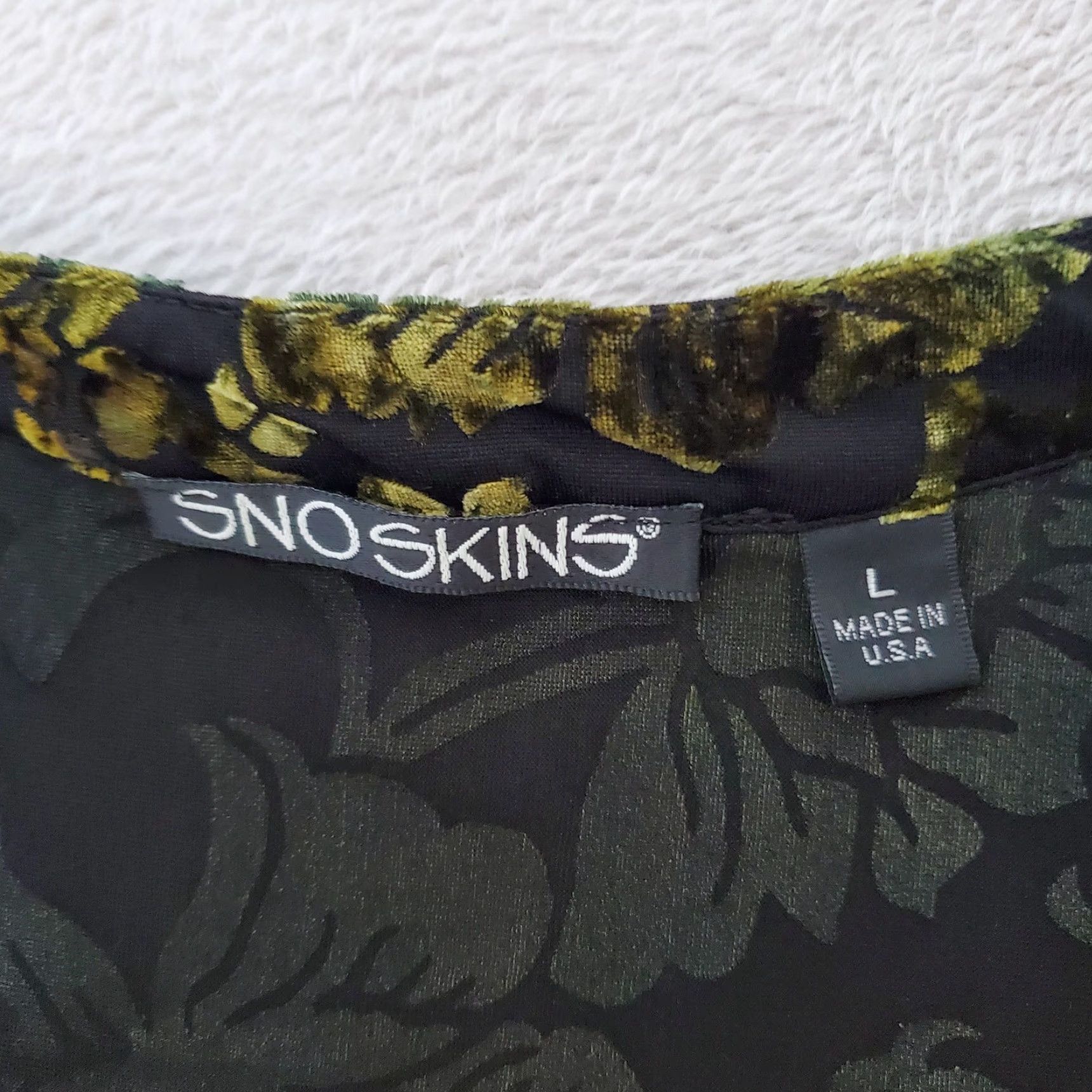Velvet **Snoskins Women Black L Burnout Velvet Floral V-Neck Whimsigoth Goblincore** User: **Snoskins Women Black L Burnout Velvet Floral V-Neck Whimsigoth** Size L / US 10 / IT 46 - 3 Thumbnail