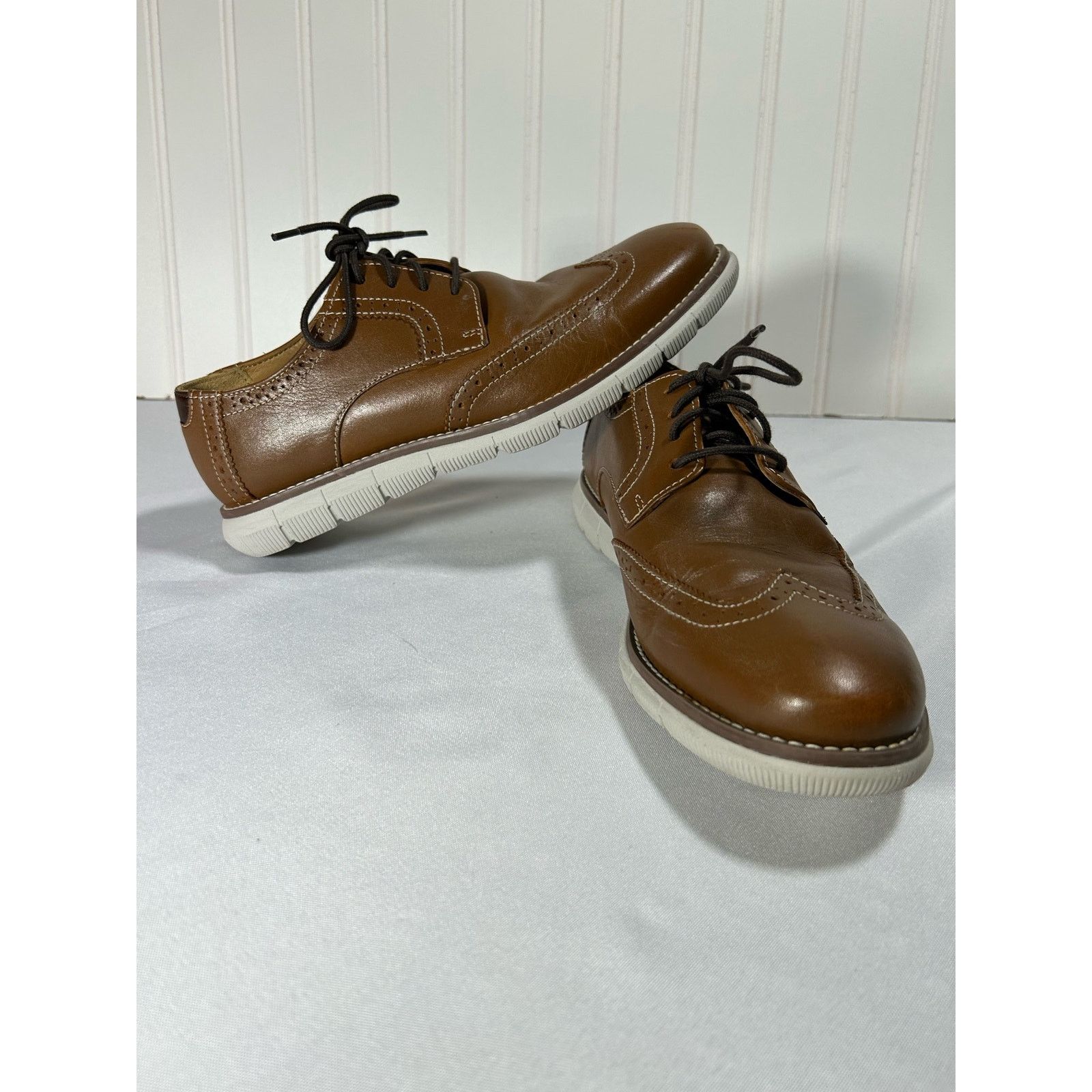Johnston & Murphy Johnston & Murphy Boys 4 M L22 Oxford Wingtip shoes Size US 5 / EU 37 - 1 Thumbnail