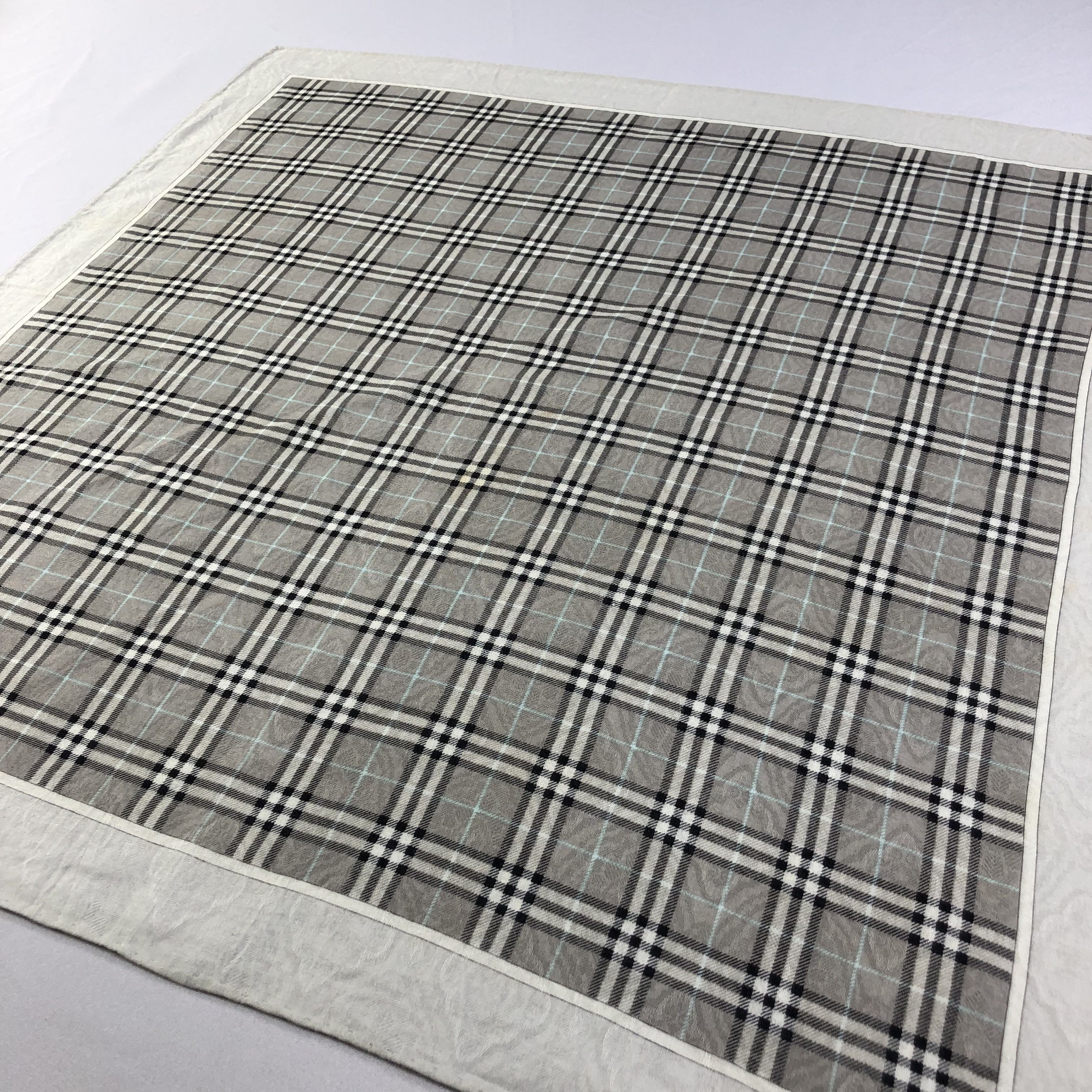 Burberry Burberry Hand Rolled Handkerchief Neckerchief Bandana H1722 Size ONE SIZE - 3 Thumbnail