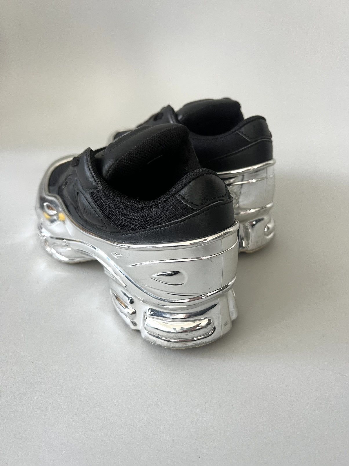 Raf Simons Raf Simons Ozweego Black Silver Metallic Size US 7 / EU 40 - 4 Thumbnail