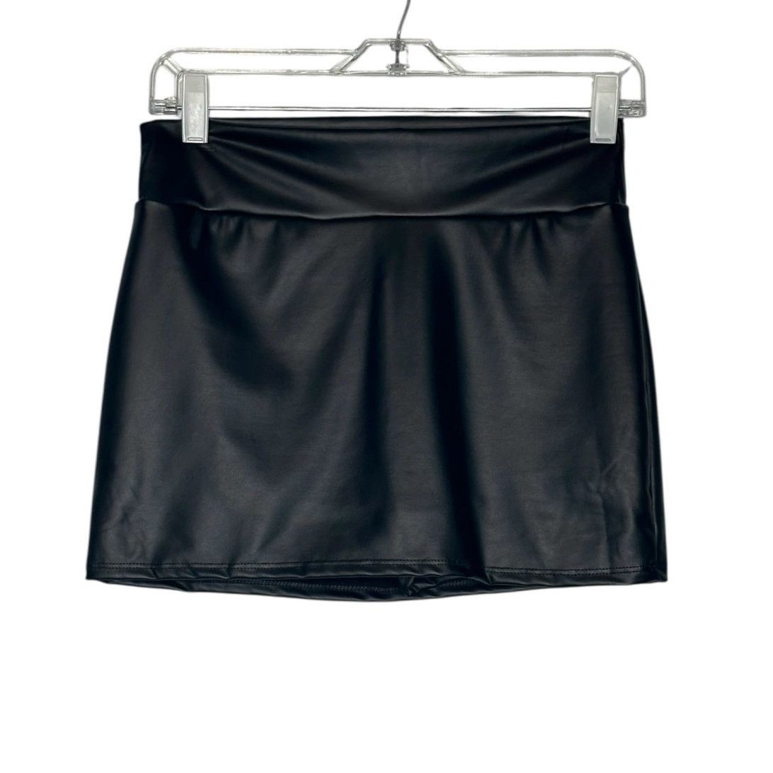 Fashion Nova Fasihon Nova black faux leather mini skort size medium Size 27" / US 4 / IT 40 - 1 Thumbnail