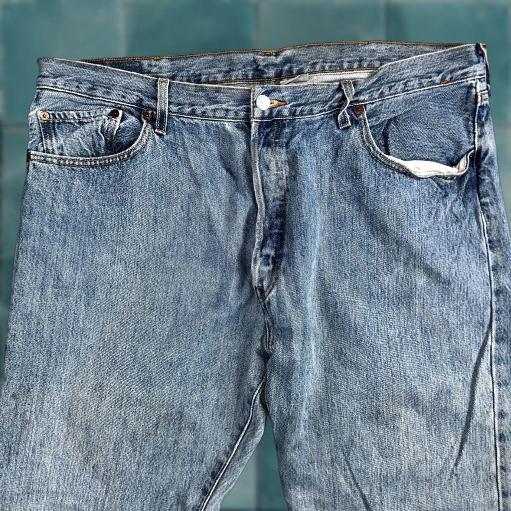 Levi's VINTAGE Levi's 501 Jeans Straight Denim Blue Light Wash 40x34 40x32 Men Regular 90s 5-Pocket Design Jeans Jeans Size US 40 / EU 56 - 1 Thumbnail