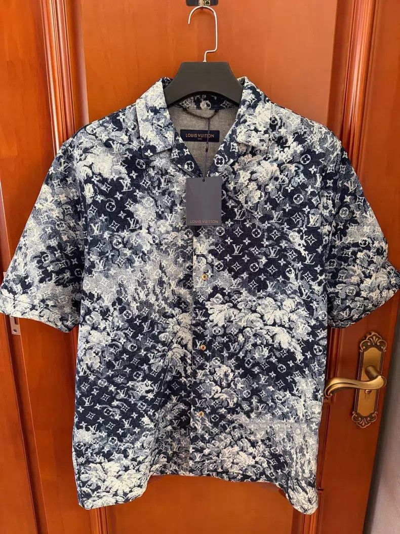 Louis Vuitton Louis Vuitton Full logo short sleeve shirt Size US XL / EU 56 / 4 - 1 Thumbnail