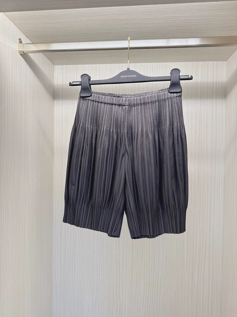 Issey Miyake Issey Miyake size:3 Grey puff shorts Size 23" - 1 Thumbnail