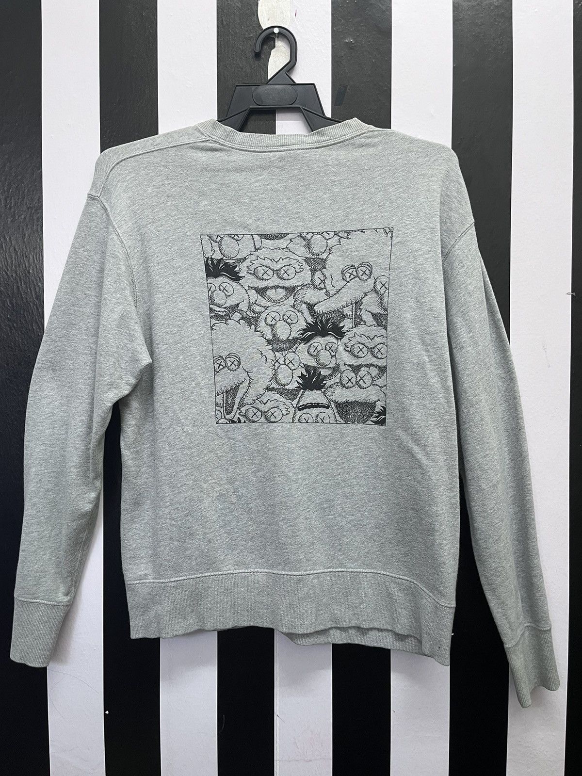 Kaws × Uniqlo KAWS x Uniqlo x Sesame Street Trash Can Outline Sweatshirt Size US M / EU 48-50 / 2 - 2 Thumbnail