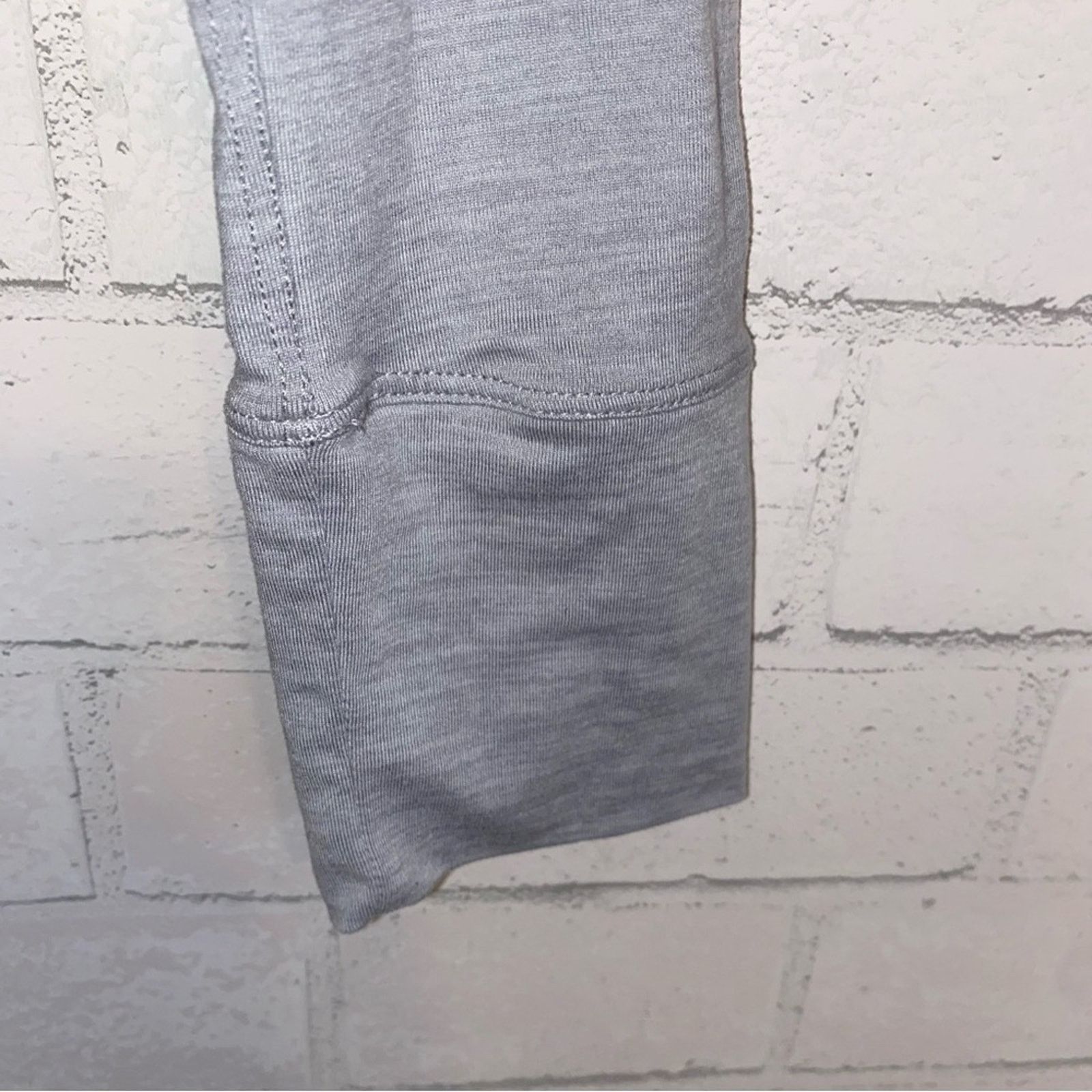 Vuori VUORI $85 LUX Long Sleeve Crop Mock Tee Gray MEDIUM EUC Size M / US 6-8 / IT 42-44 - 8 Thumbnail