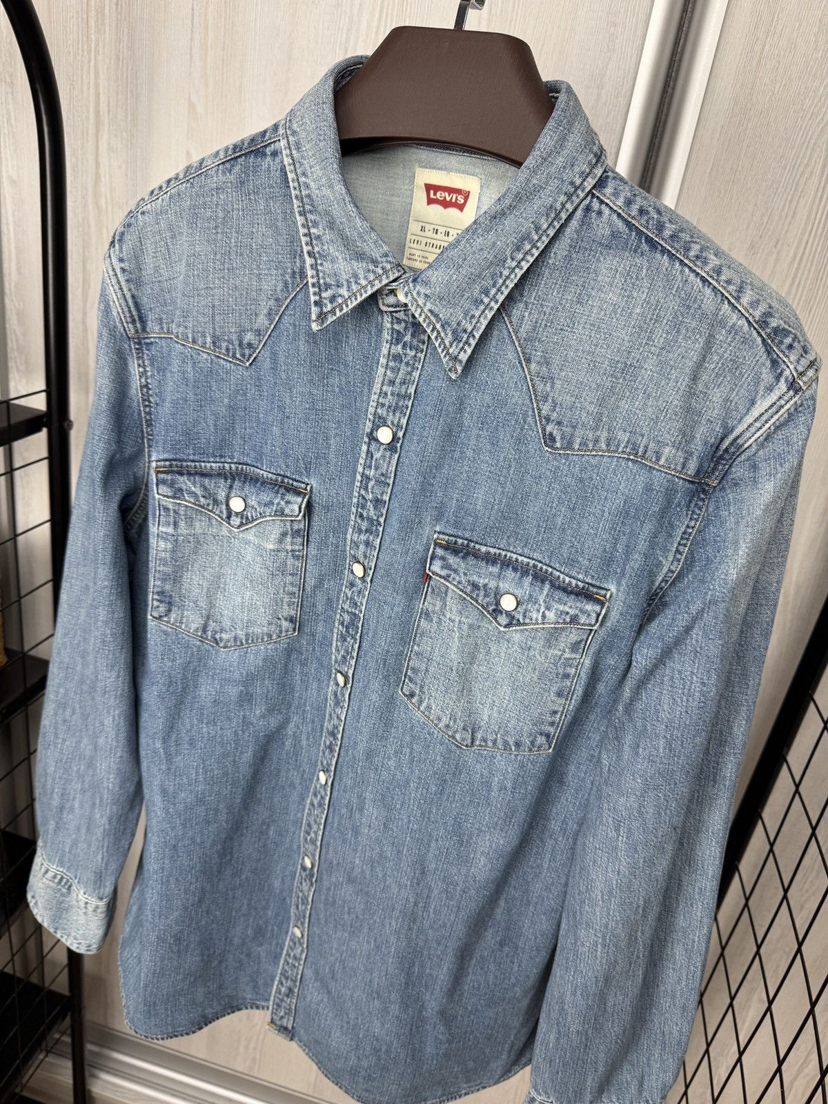 Levi's Levi’s blue denim faded long sleeve shirt Size US XL / EU 56 / 4 - 6 Thumbnail