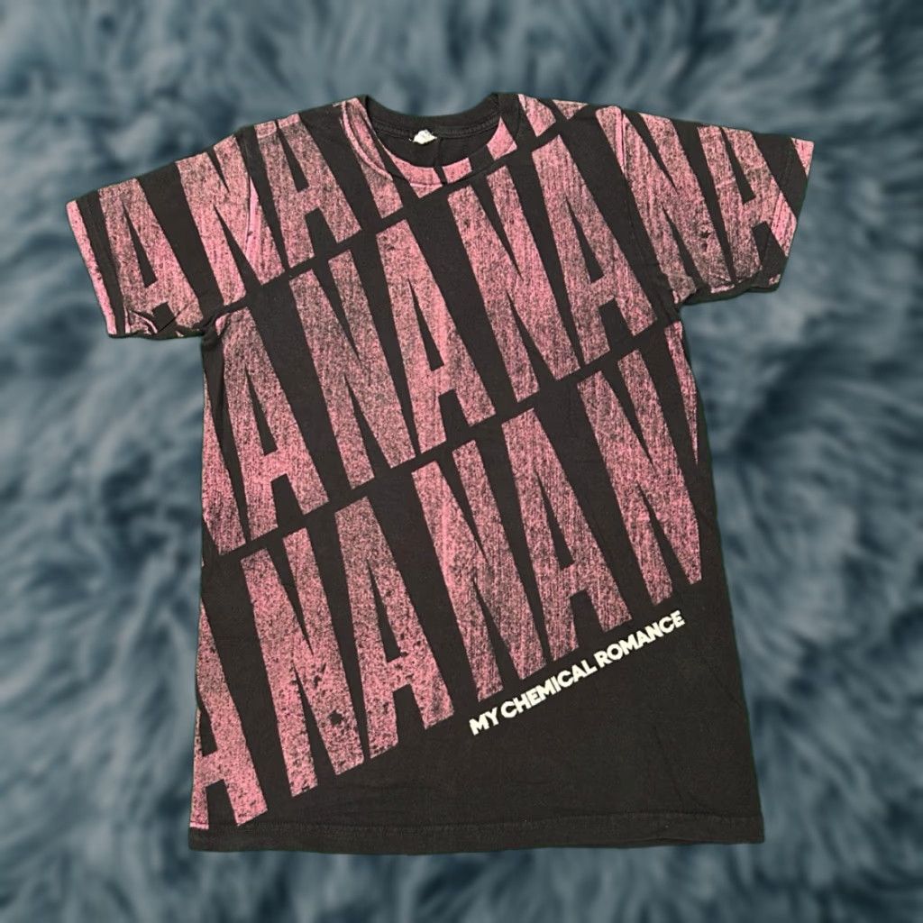 Gloverall VINTAGE My Chemical Romance Band Tee Black Pink All Over Print VTG Shirt Small Mens T-Shirt Short Sleeve Black Band Rock Emo 90s Size US S / EU 44-46 / 1 - 1 Thumbnail