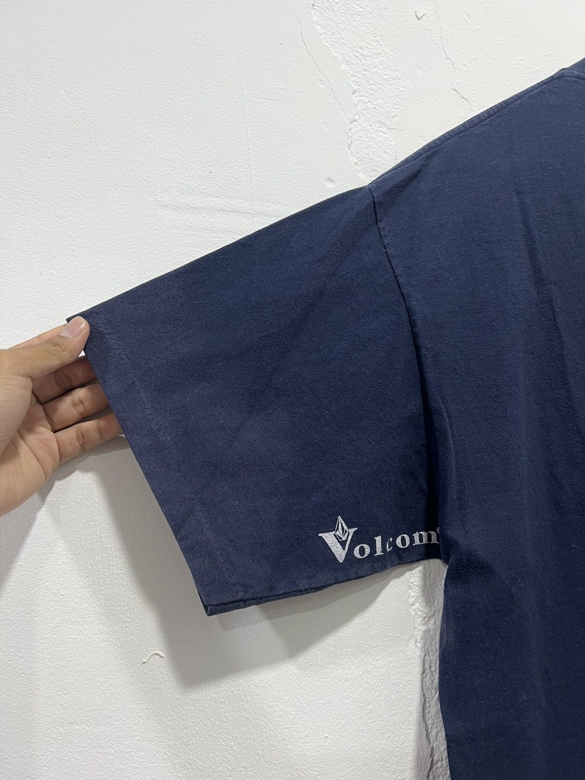 Vintage Vintage 90’s Volcom Skate Sunfaded Tshirt Size US L / EU 52-54 / 3 - 10 Thumbnail
