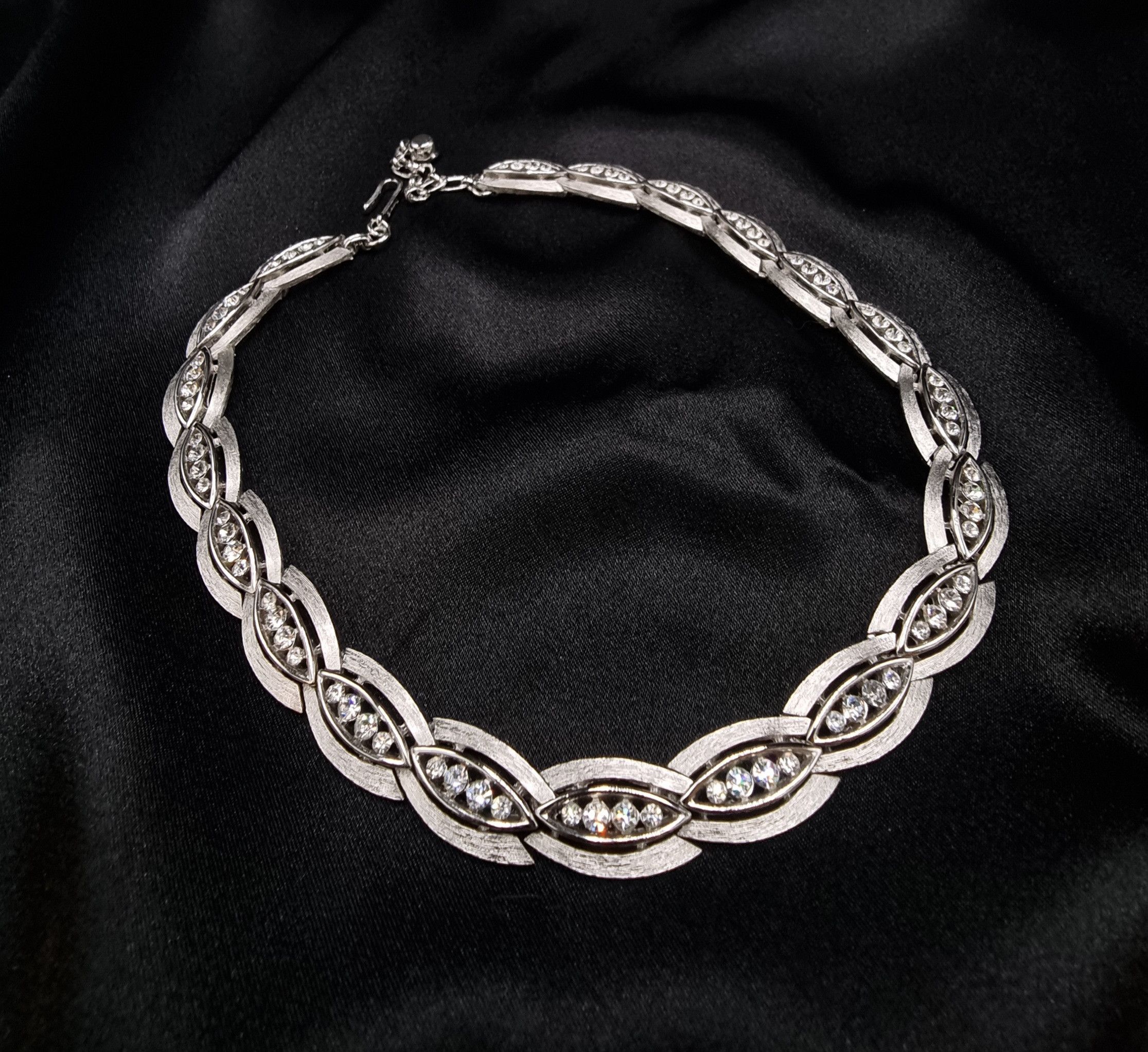 Vintage Rare Find Vintage 1960s Crown Trifari Silver-Tone Choker Nec Size ONE SIZE - 4 Thumbnail