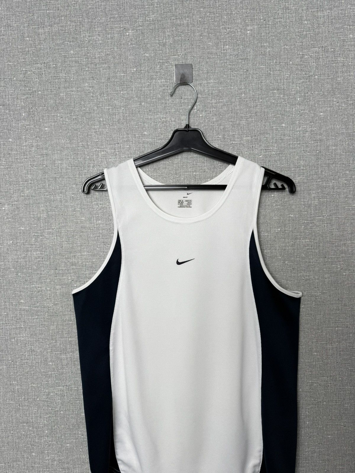 Nike Vintage Nike Embroidered Center Swoosh Logo Dry-Fit Tank Top Size US M / EU 48-50 / 2 - 2 Thumbnail
