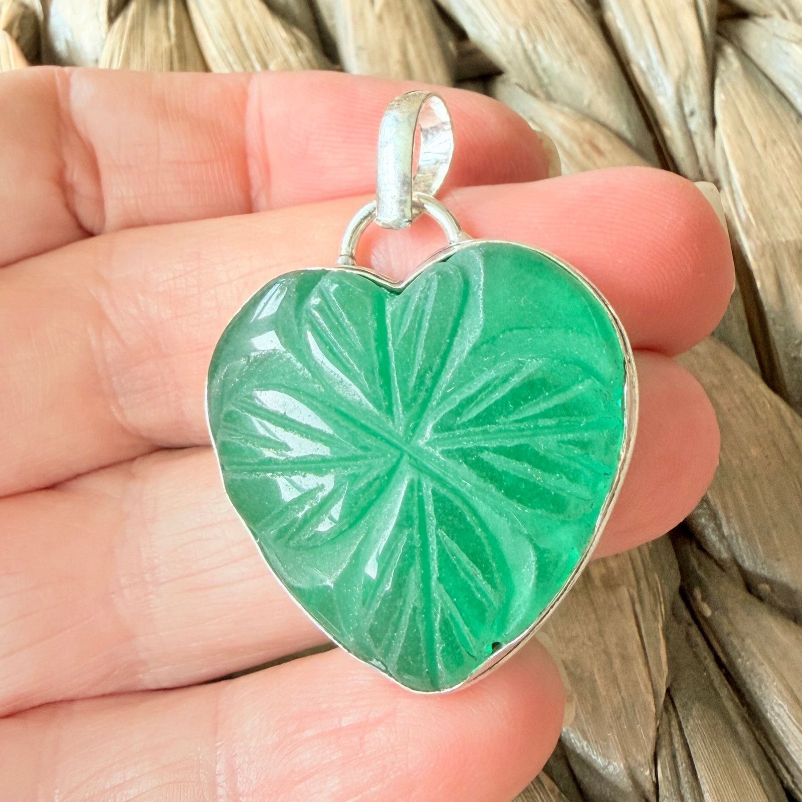 The Unbranded Brand Carved Green Onyx Four Leaf Clover Heart Pendant Size ONE SIZE - 3 Thumbnail