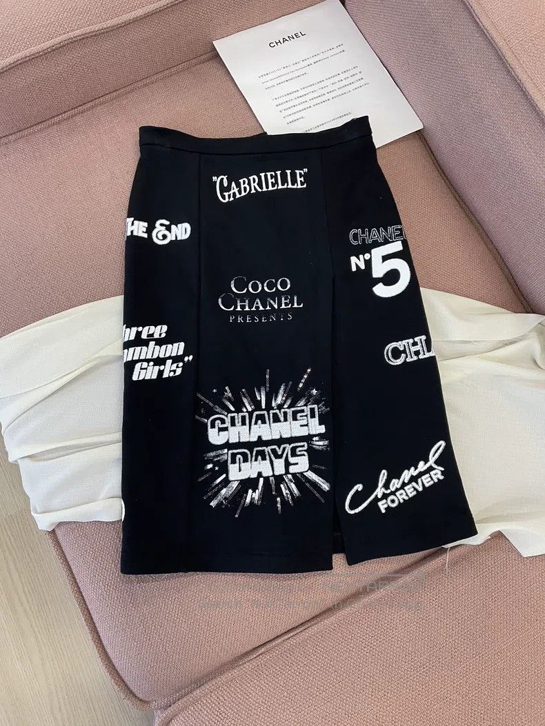 Chanel Chanel Black and white letter printed slit skirt Size 25" / US 0 / IT 36 - 1 Thumbnail