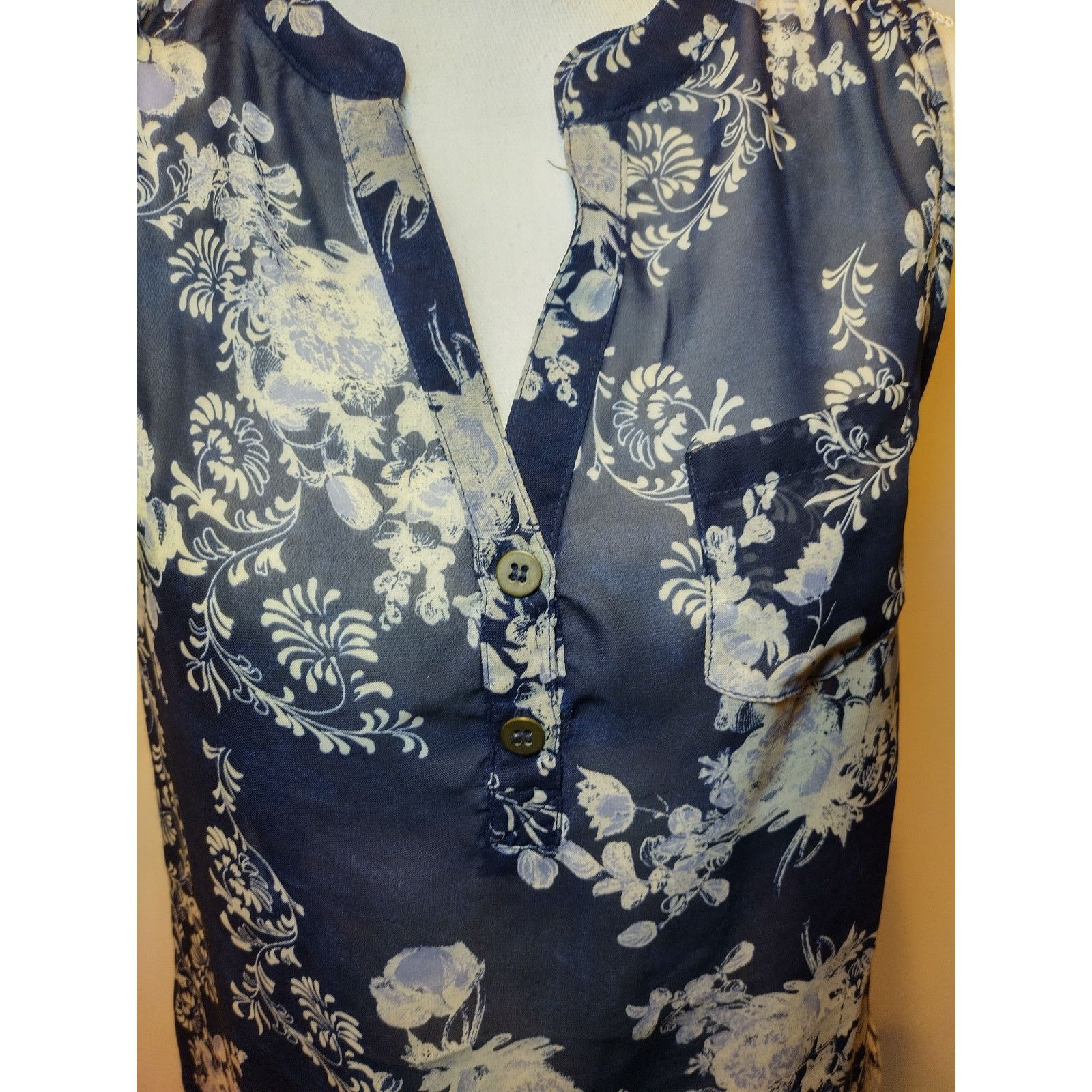 Aeropostale Aeropostale Women Floral Blouse Sleeveless Button Blue Med Size M / US 6-8 / IT 42-44 - 7 Thumbnail