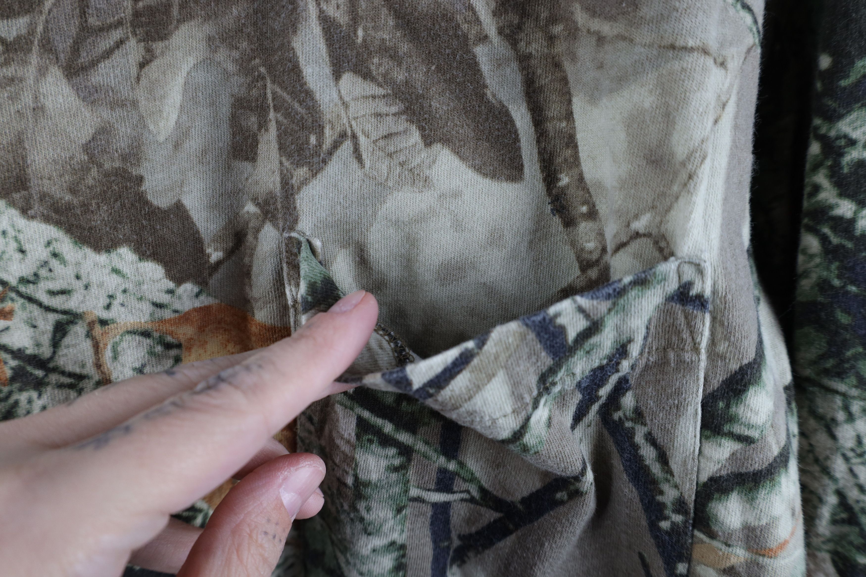 Vintage Vintage Y2K Streetwear Camouflage Long Sleeve Pocket T-Shirt Size US L / EU 52-54 / 3 - 5 Thumbnail