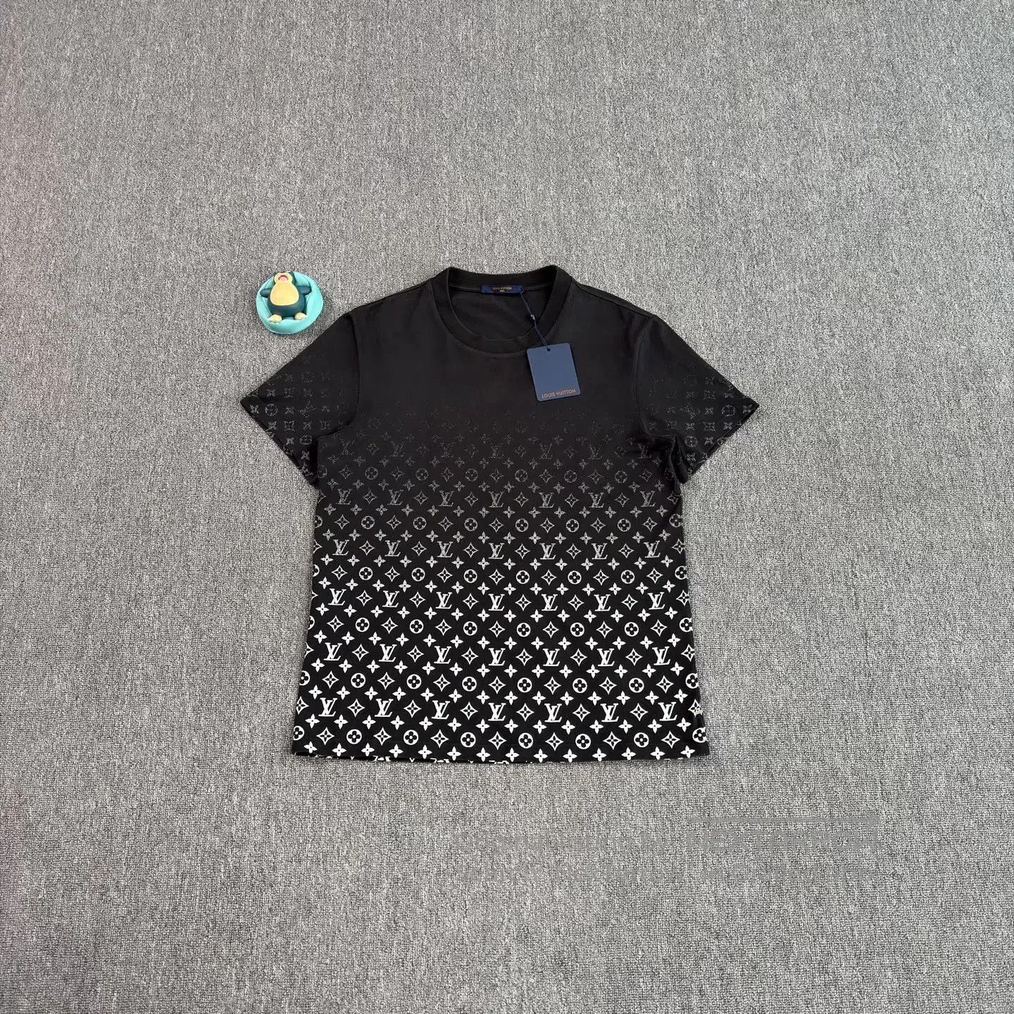 Louis Vuitton LV Gradient Black All-Over Print Tee. Size US XL / EU 56 / 4 - 1 Thumbnail