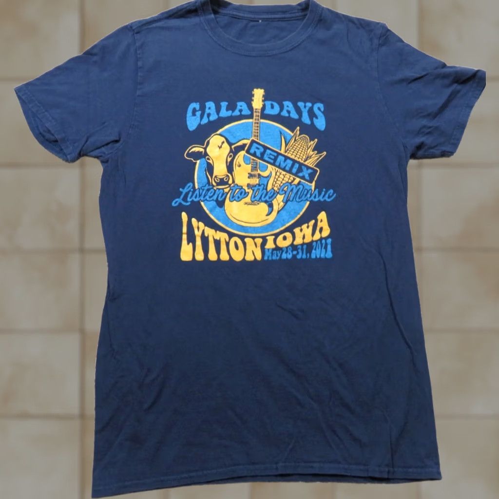 Port & Company VTG Gala Days Remix Lytton Iowa 2021 Cows Corn Guitars Blue Shirt L -Vintage Size US L / EU 52-54 / 3 - 1 Thumbnail
