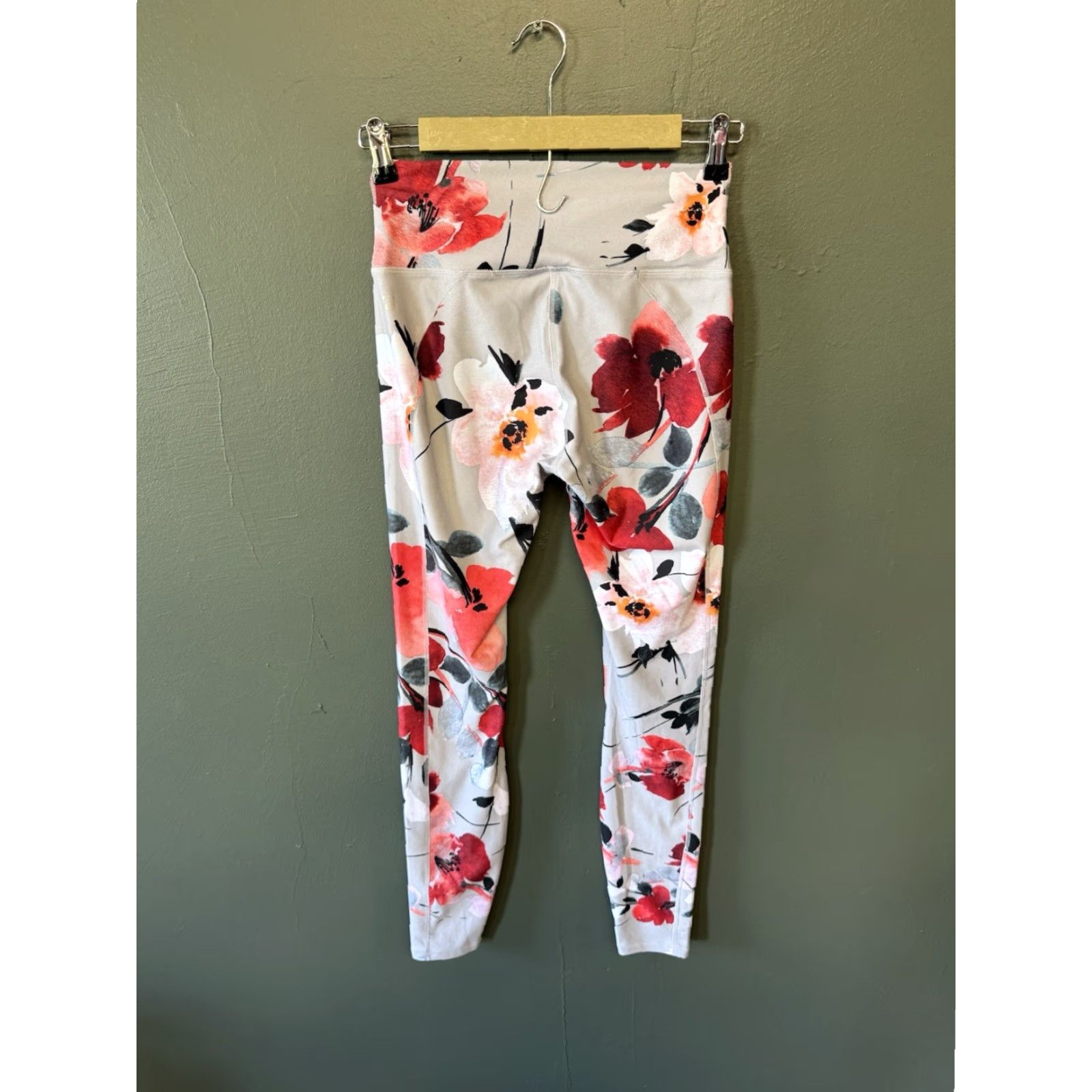Fabletics Fabletics Womens Gray Floral Pattern Cropped Athletic Leggings Size S Size 28" / US 6 / IT 42 - 2 Thumbnail