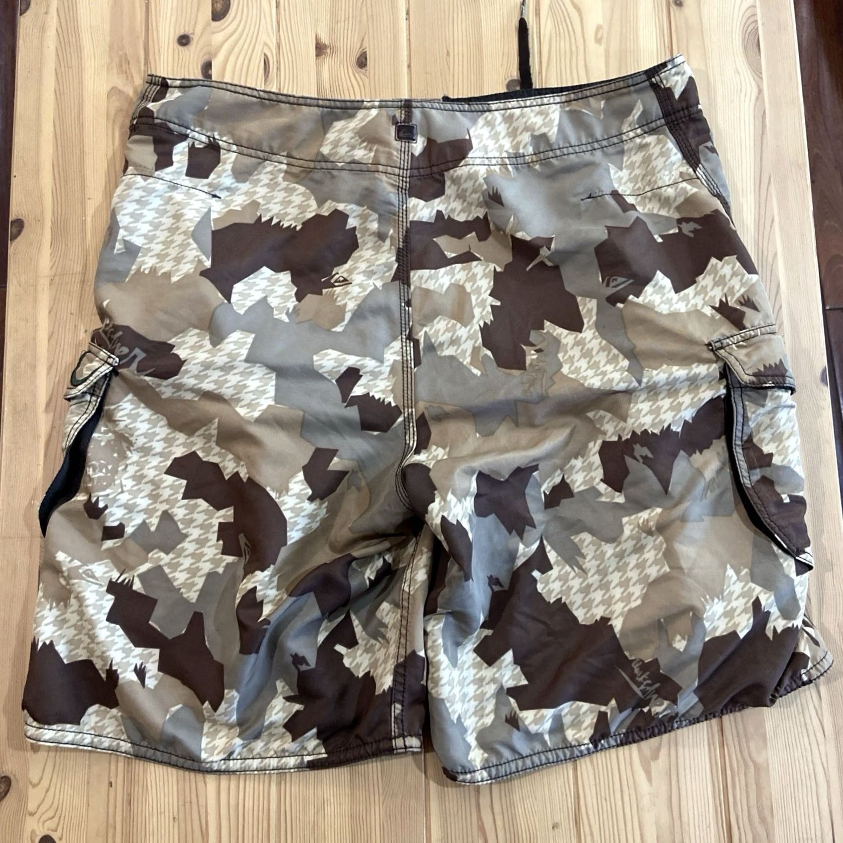 Quiksilver VINTAGE Quiksilver Board Shorts Mens 38 Brown Geometric Houndstooth Surf Swim Trunks Baggy Style Pockets Drawstring 90s Y2K Beach Retro Size US 38 / EU 54 - 7 Thumbnail