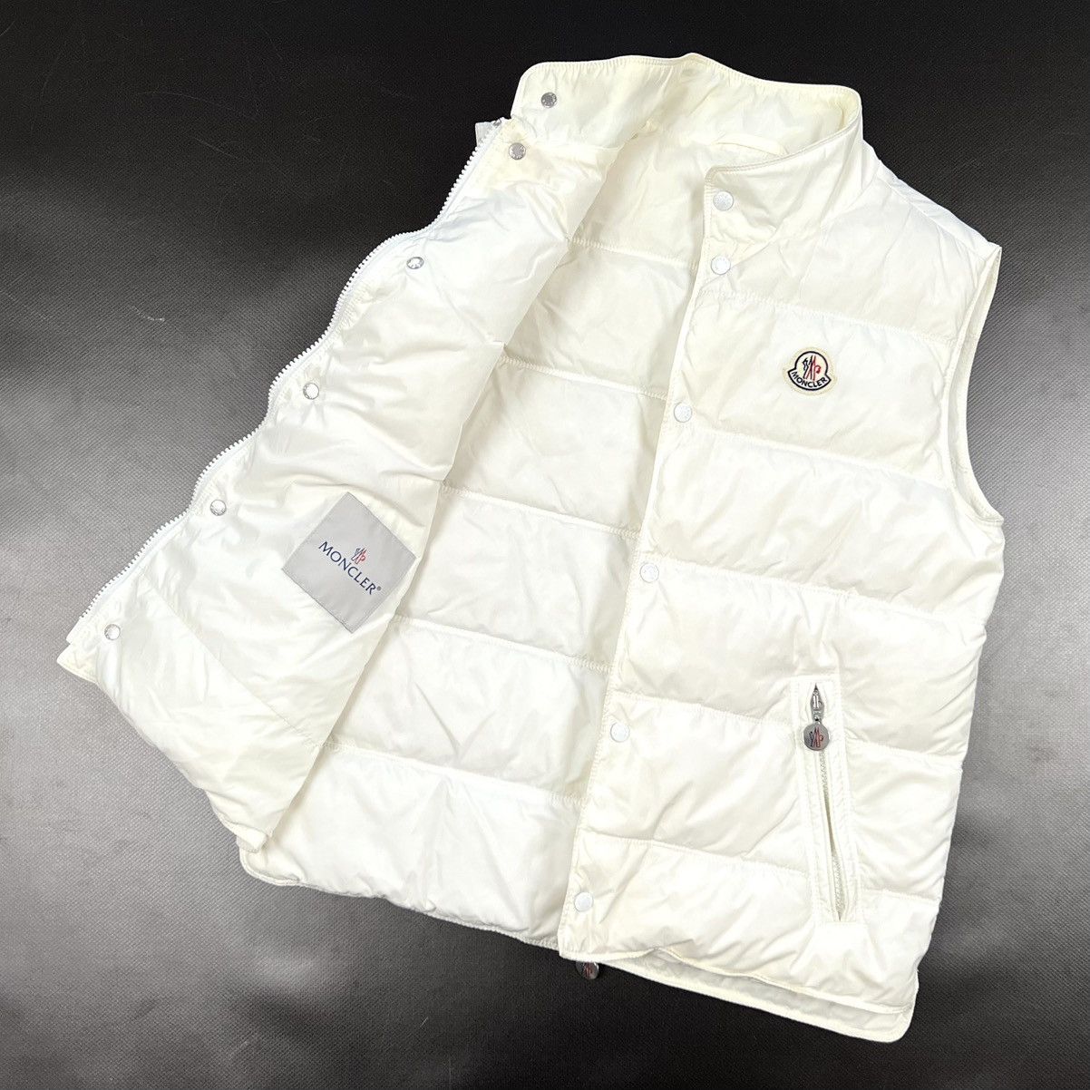 Moncler Auth Women’s Moncler White Casual Puffer Vest - 164cm - Xs/S Size XS / US 0-2 / IT 36-38 - 2 Thumbnail