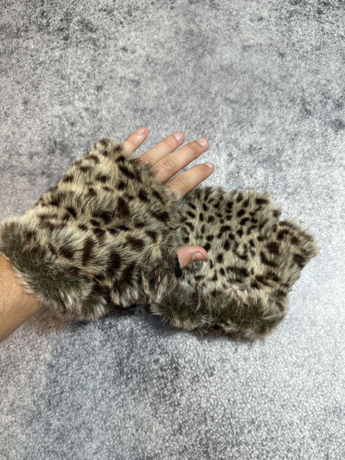 Other Vintage Leopard Gloves Alt Streetwear Rare Fur USA Casual Size ONE SIZE - 2 Thumbnail