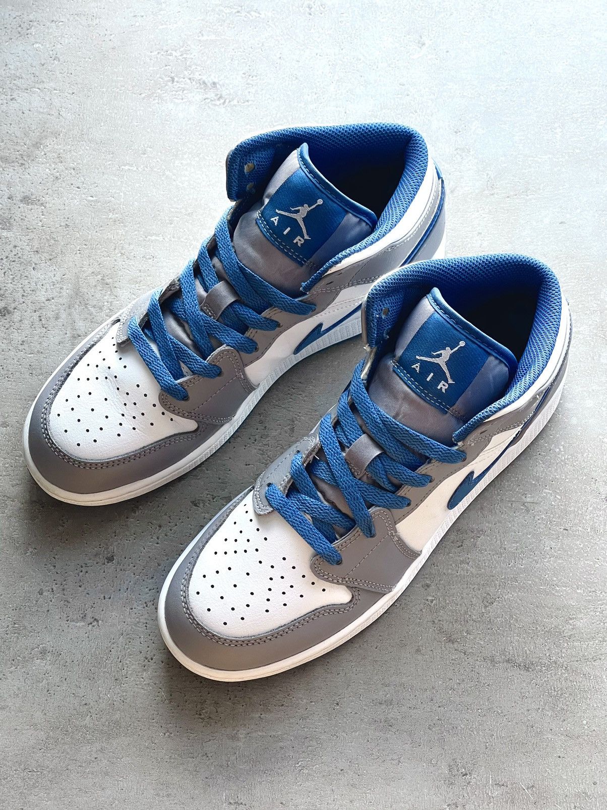 Jordan Brand Nike Air Jordan 1 Mid True Blue Grey Cement GS 38 / 24cm Size US 6 / IT 36 - 2 Thumbnail