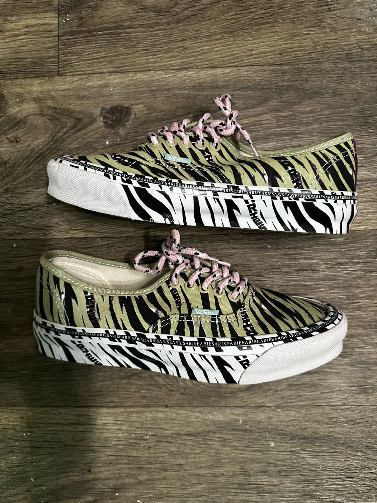 Aries × Vans Vans Black & Green Aries Edition Zebra Authentic LX Sneakers Size US 7 / EU 40 - 2 Thumbnail